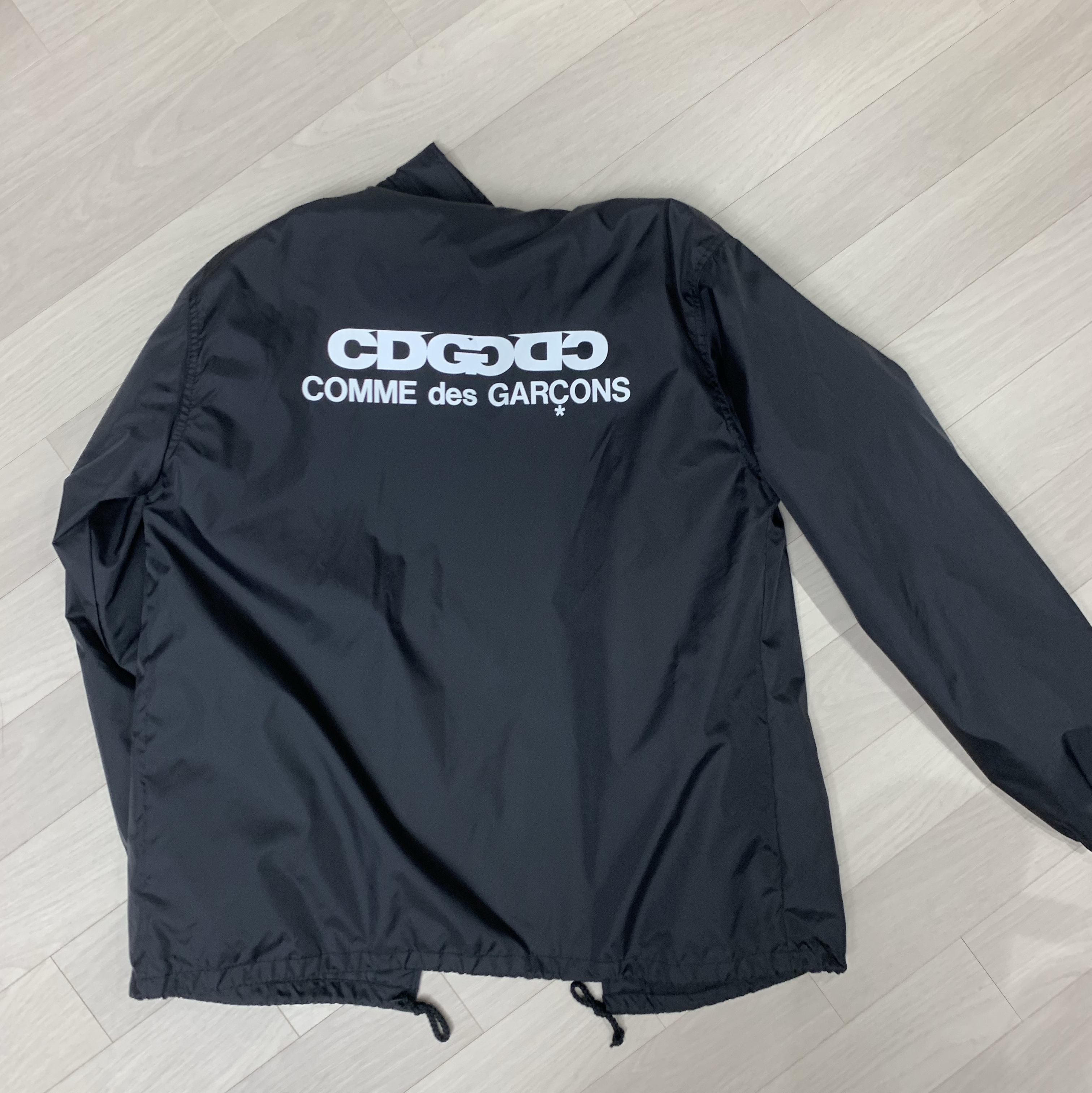 CDG Coach Jacket5 Black 착용 스타일