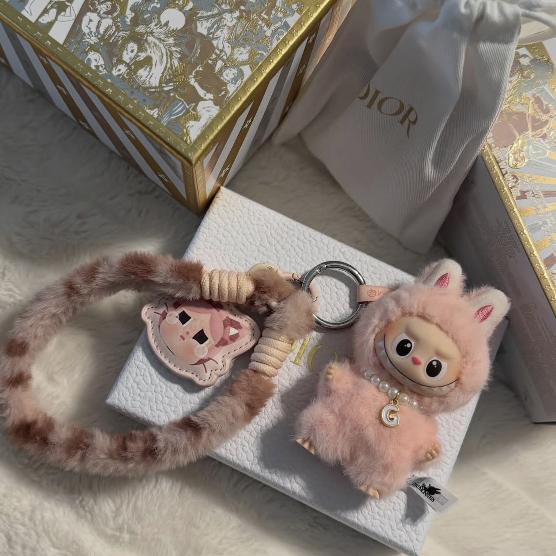 Pop Mart Labubu The Monsters Pin For Love Series Vinyl Plush Pendant (N-Z) U (Opened Case), Pop Mart Crybaby Wild But Cutie Series Phone Charm Pink Cutie (Opened Case) 착용 스타일