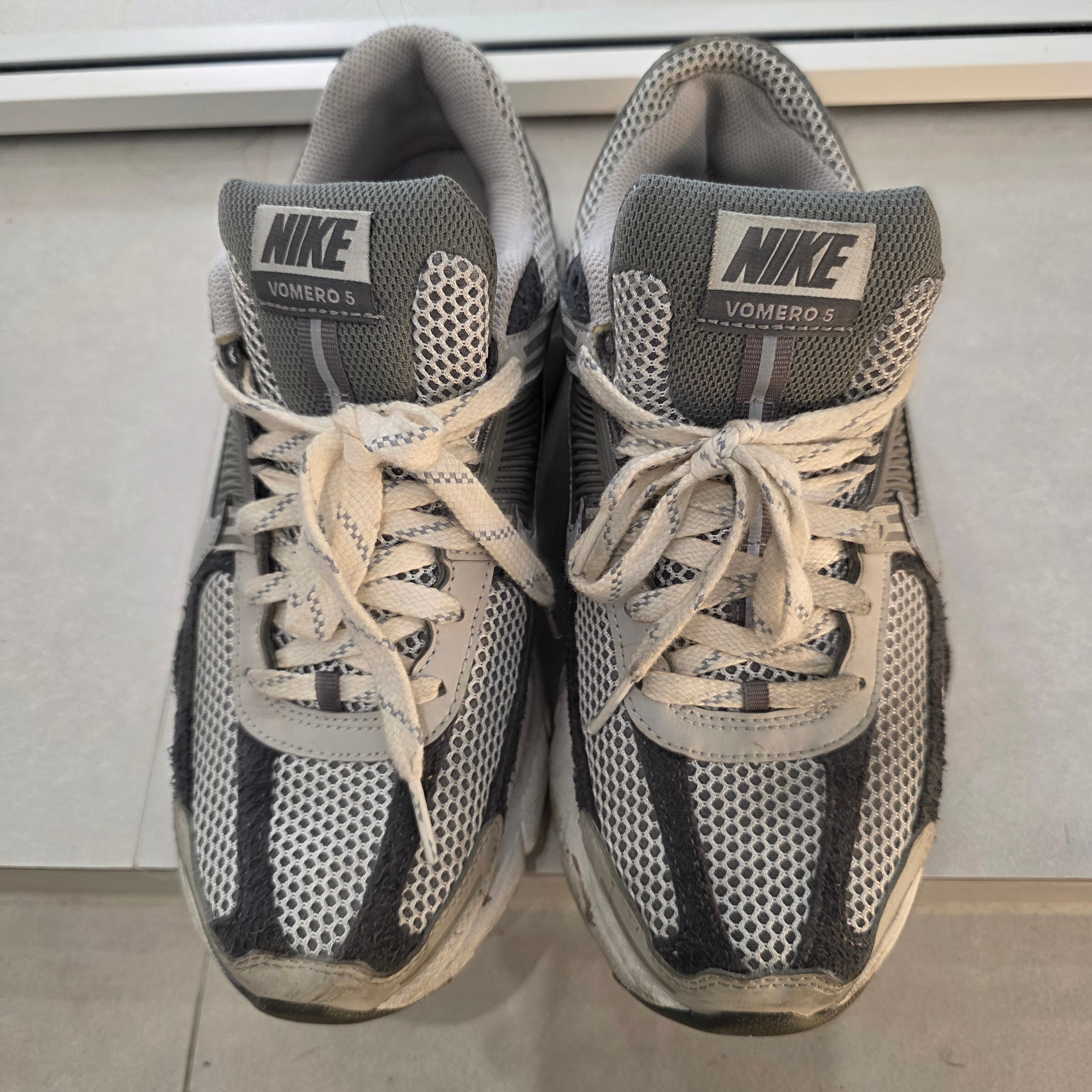 Nike Zoom Vomero 5 PRM Light Iron Ore and Flat Fewter 착용 스타일