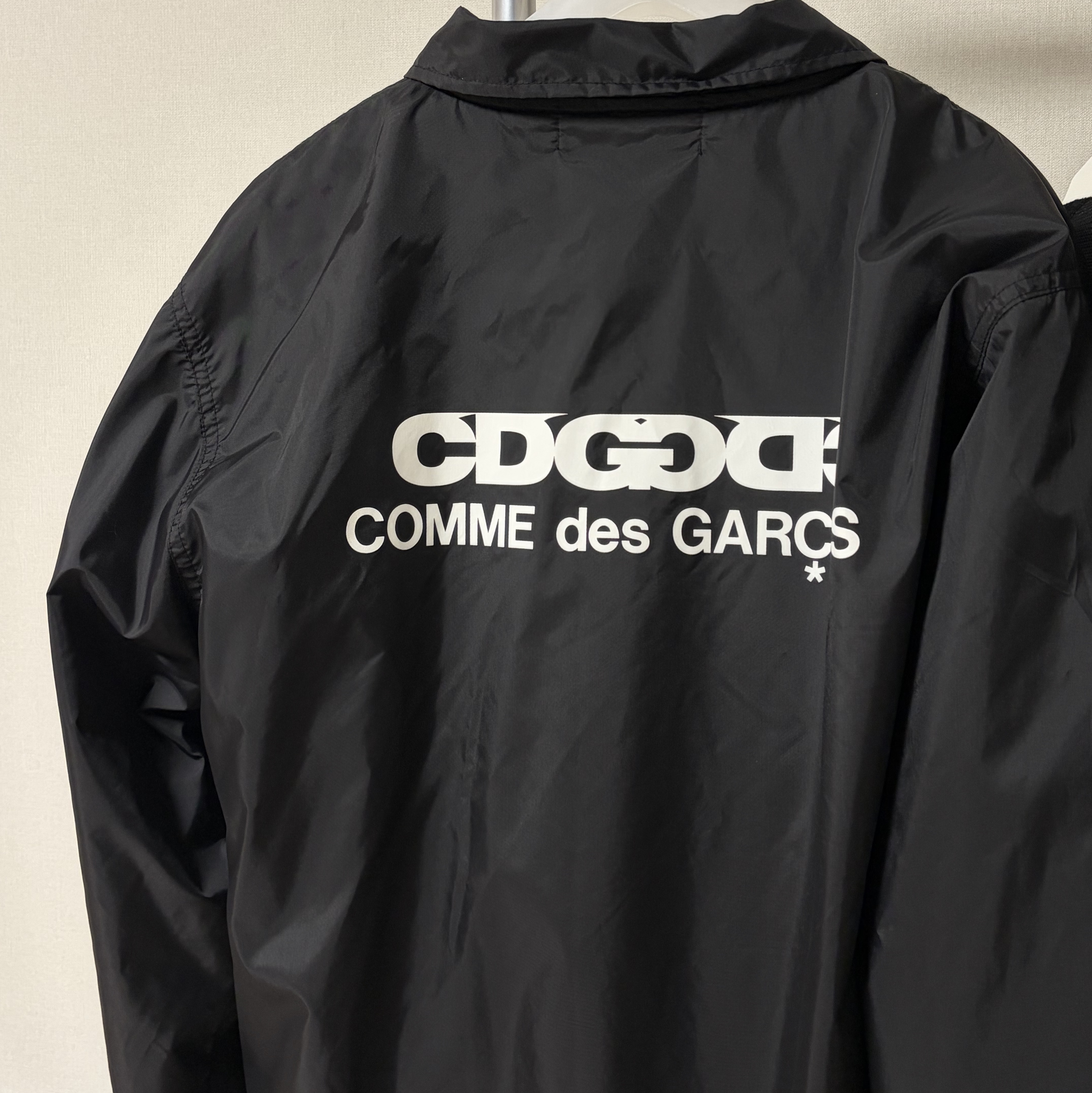 CDG Coach Jacket5 Black 착용 스타일