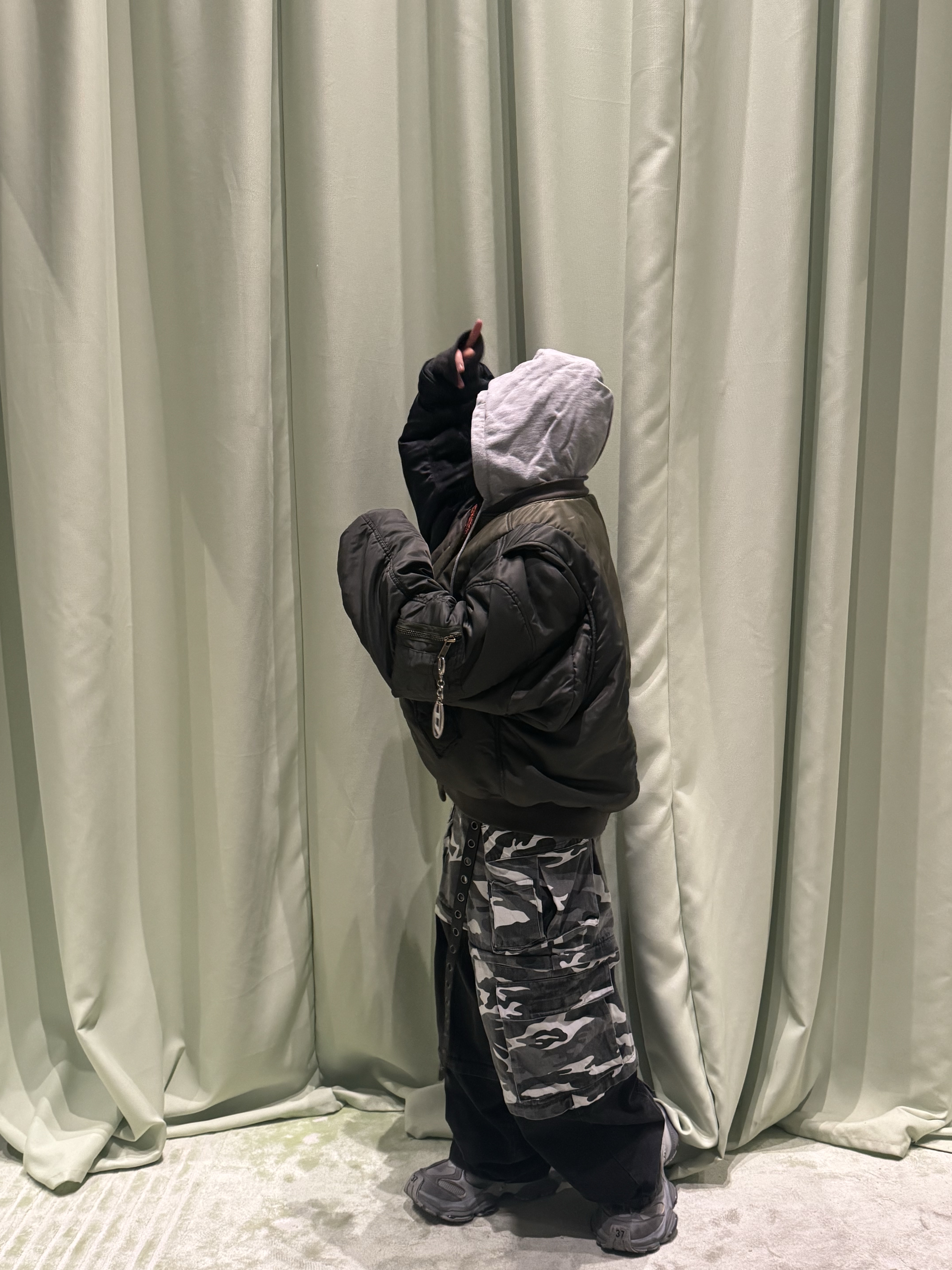 Project G/R Unbalanced Reworked Bomber Jacket Khaki, Project G/R Oversized Convertible Cargo Pants City Camo 착용 스타일 - 2