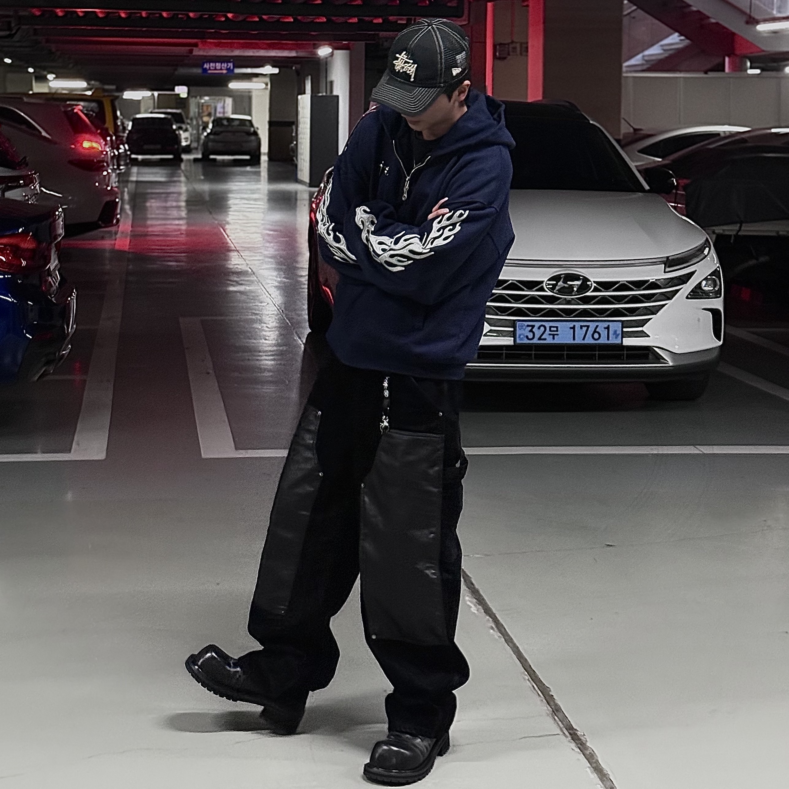 emostanceclub Velvet Leather Panel Baggy Carpenter Jeans Black 착용 스타일