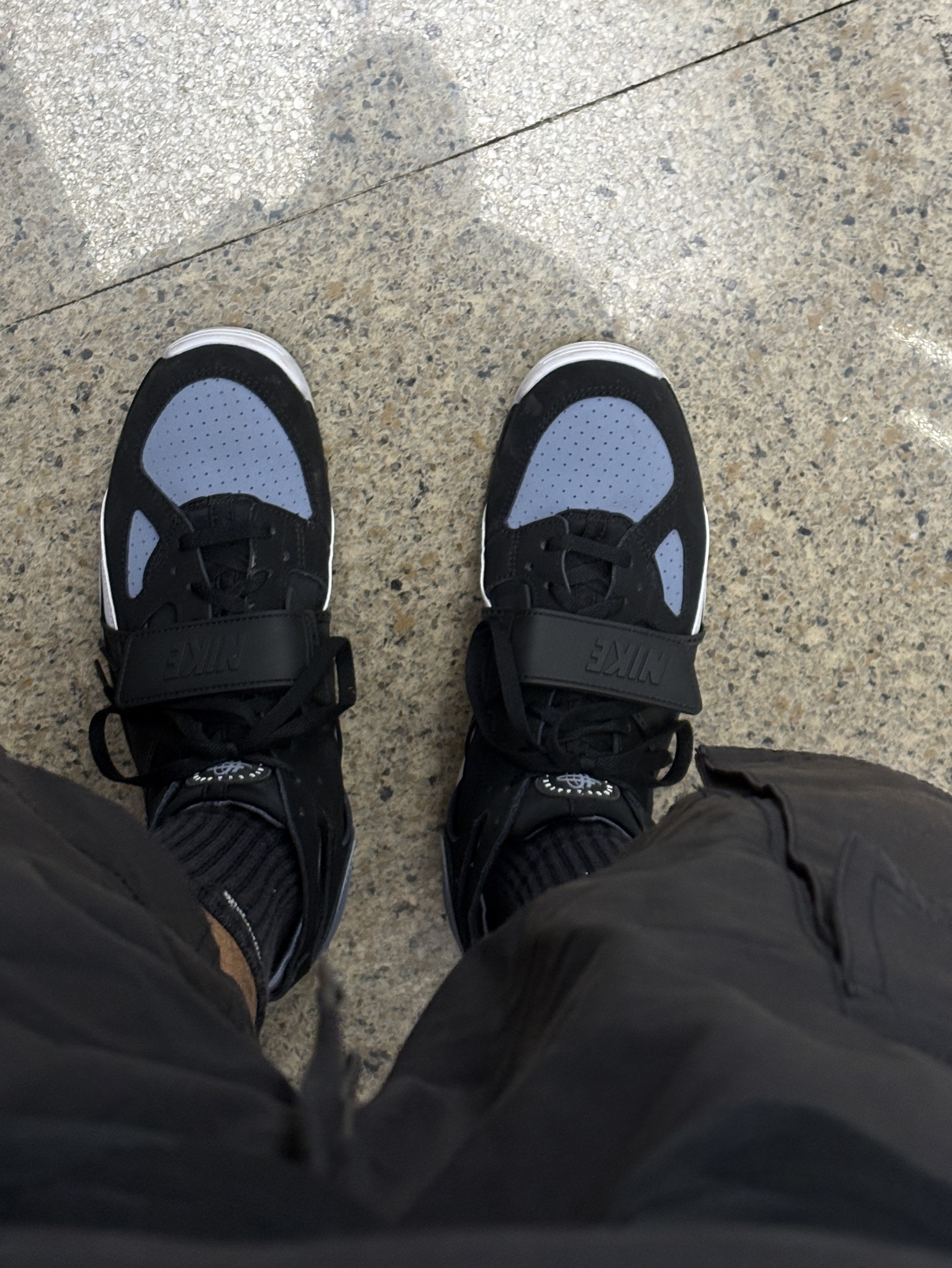 Palace x DSM Ginza Crew Black, Nike Air Trainer Huarache Black and Cool Blue 착용 스타일 - 3