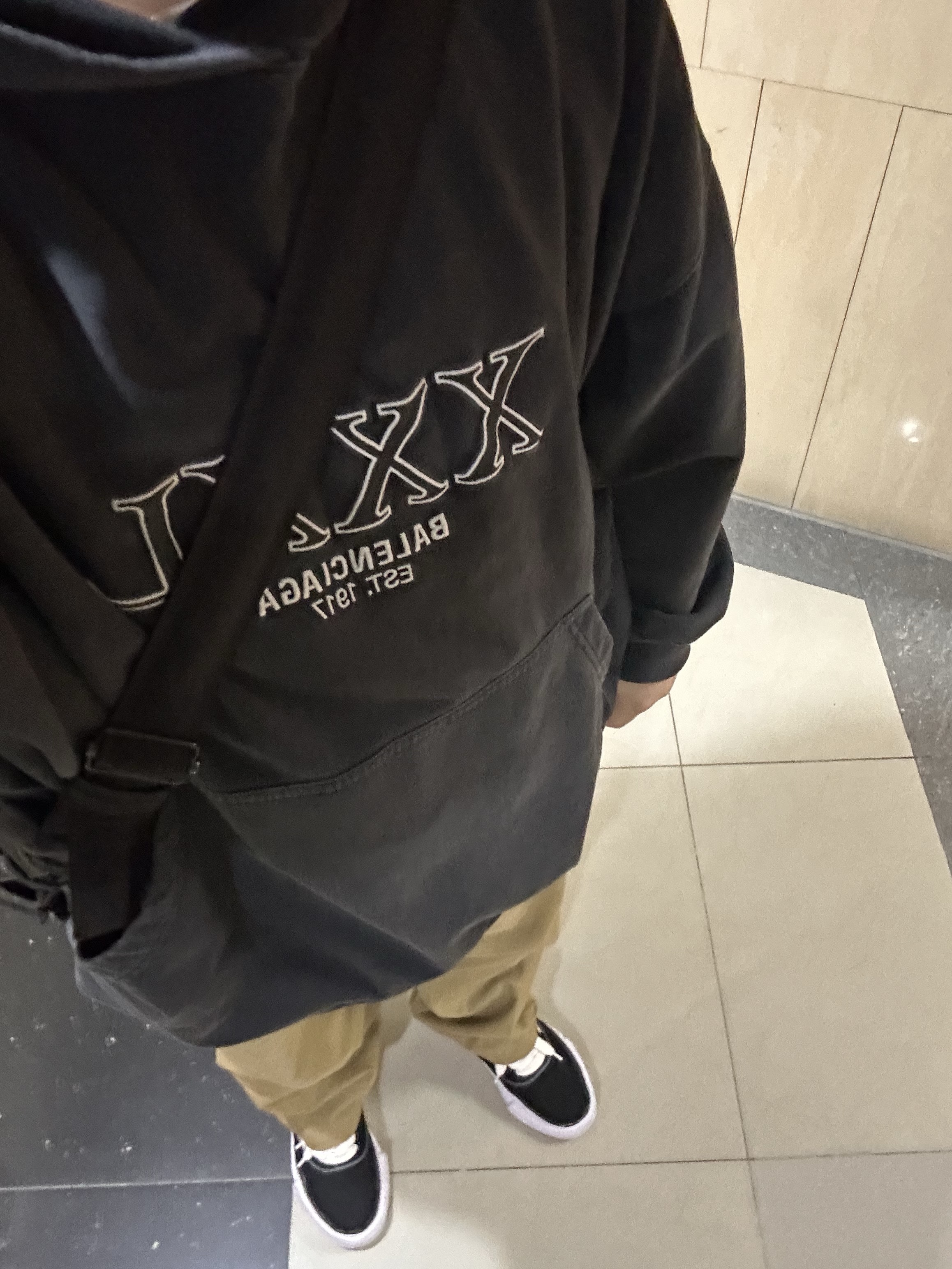 Lemaire Medium Soft Game Bag Nylon Canvas Dark Chocolate, Balenciaga 3XL Hoodie Large Fit Black 착용 스타일 - 2