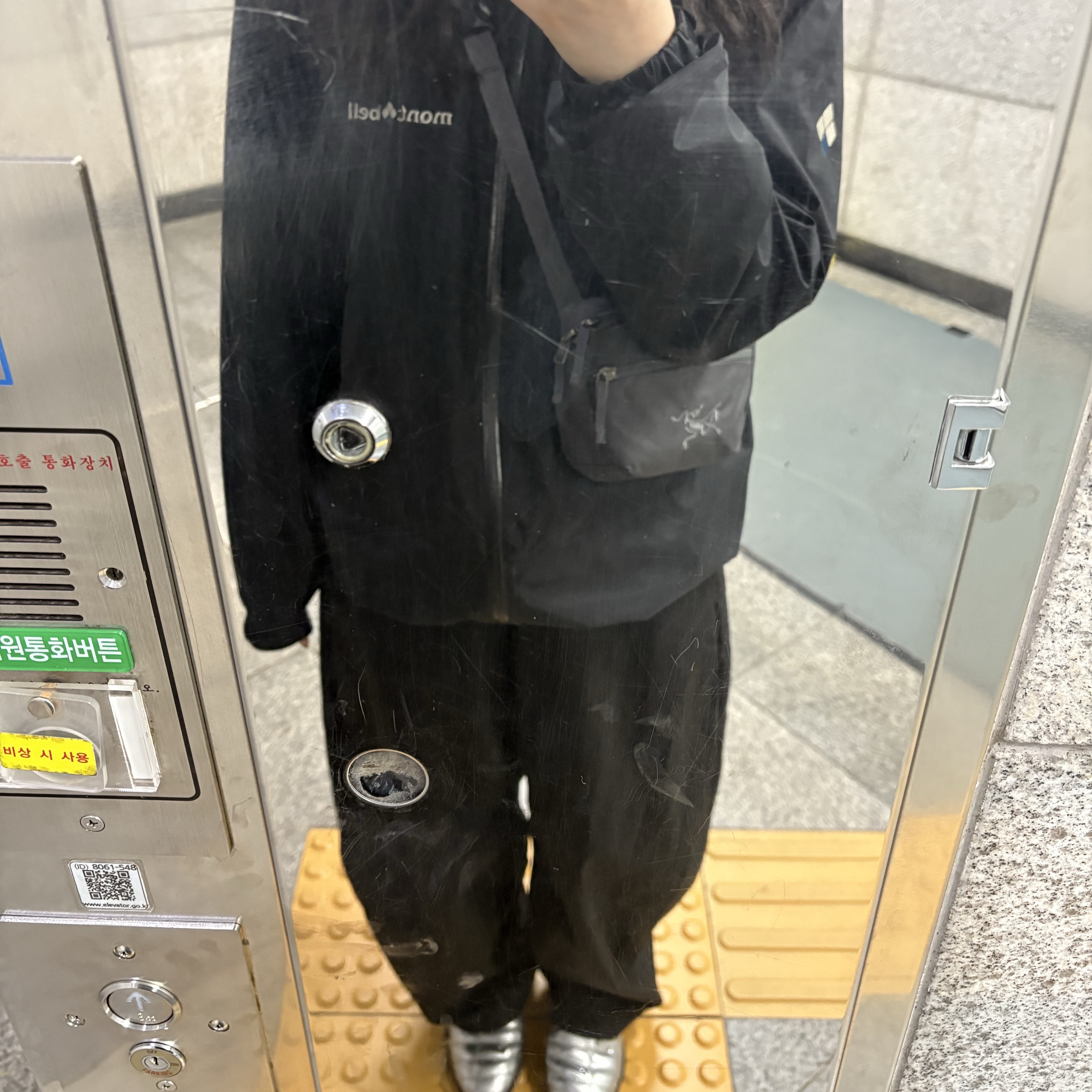 Arc'teryx Mantis 1 Waistpack Graphite, Nike Total 90 III SP Metallic Silver and Black 착용 스타일 - 1