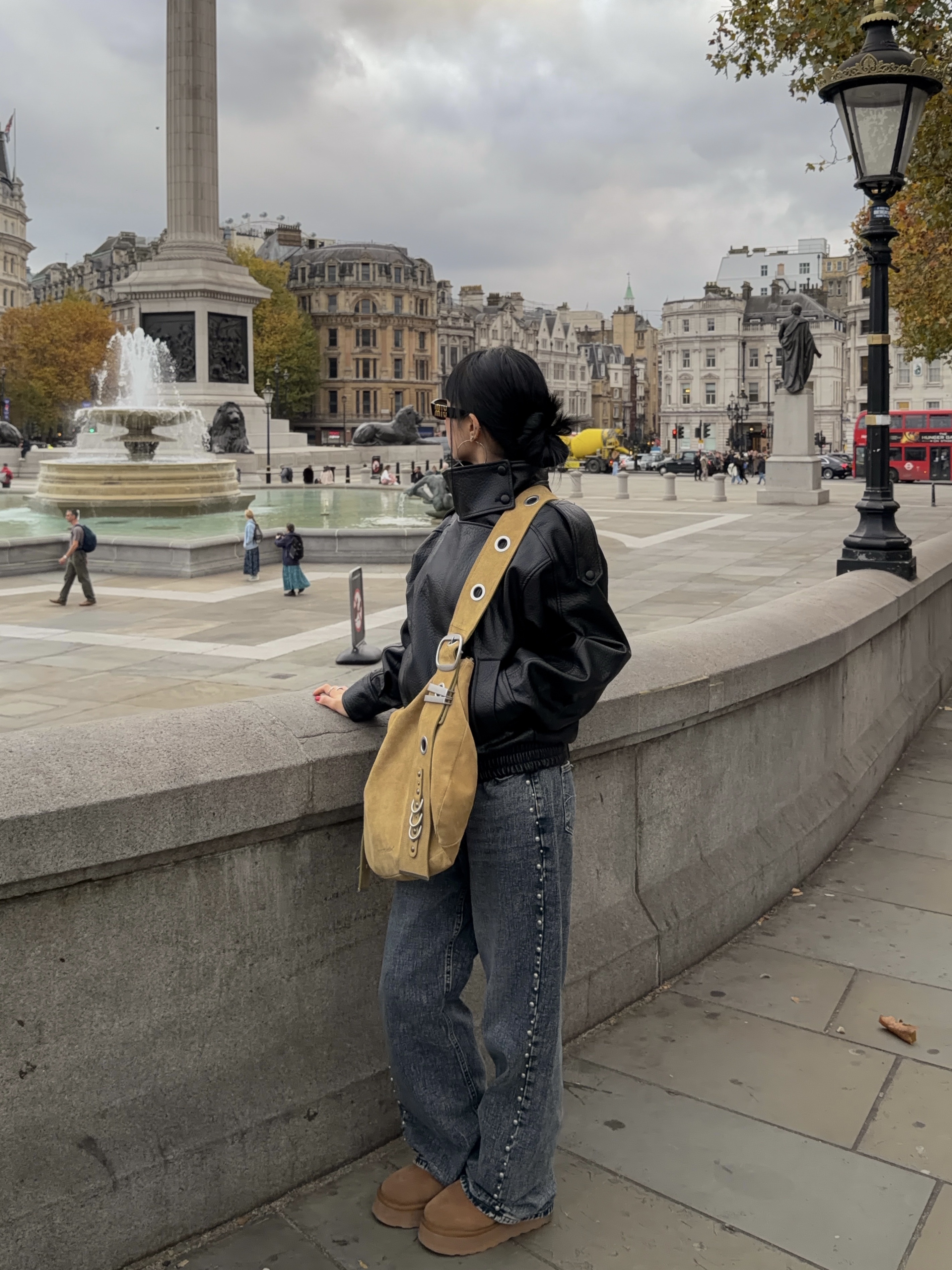 (W) Miu Miu Glimpse Sunglasses Slate Grey Lenses Black Acetate, Vacant Archive Bella Wide Strap Hobo Bag Beige 착용 스타일 - 1