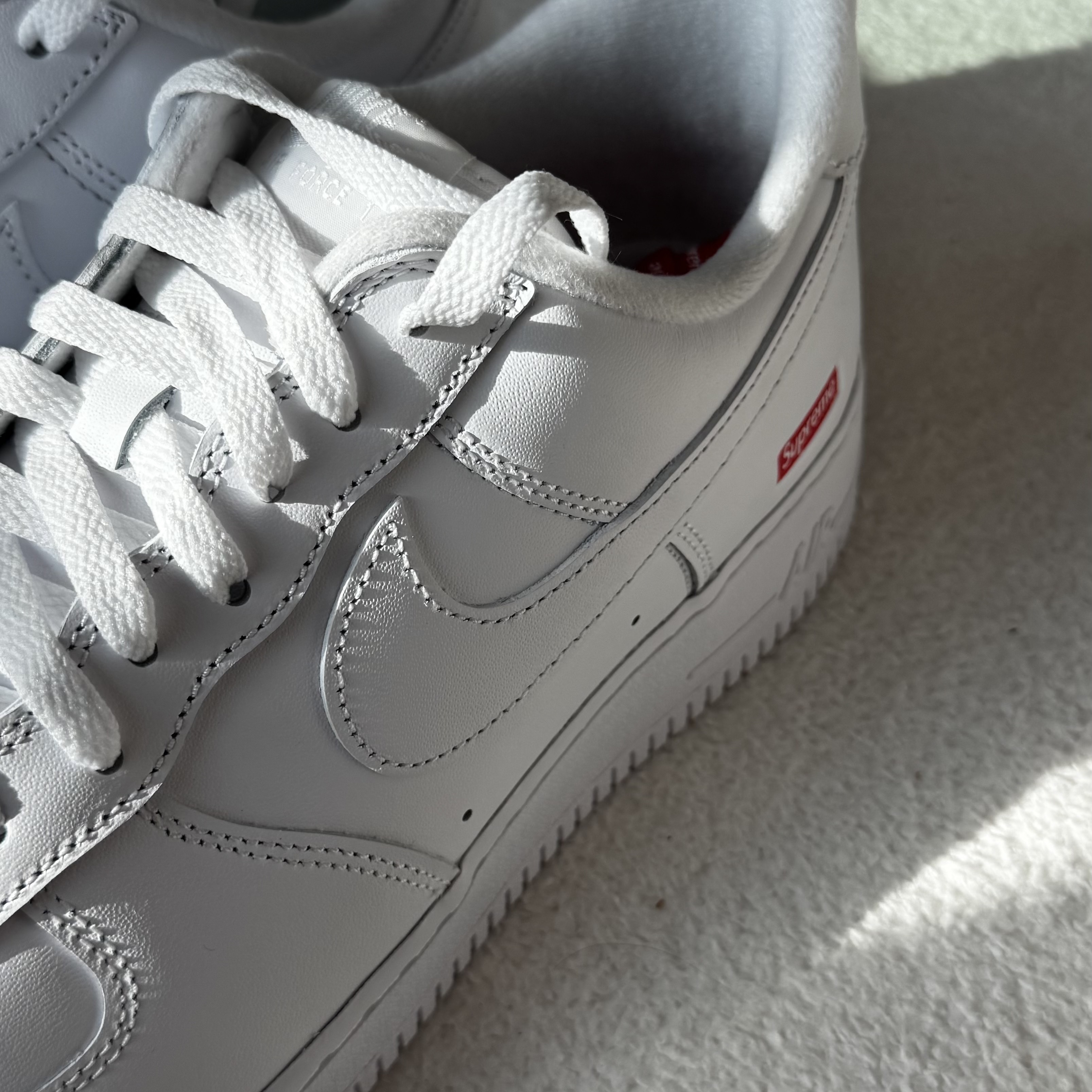 Nike x Supreme Air Force 1 Low White 착용 스타일