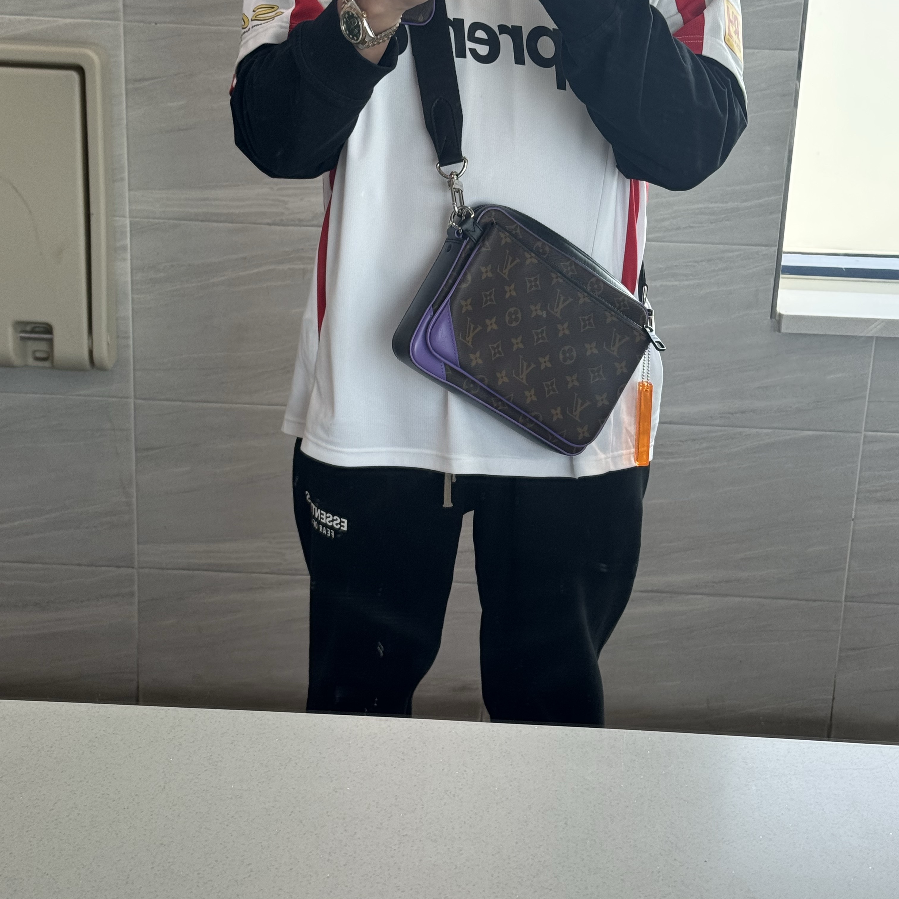 Essentials Fleece Essential Sweatpant Black - 24FW, Supreme Hooded Soccer Jersey White - 23FW 착용 스타일