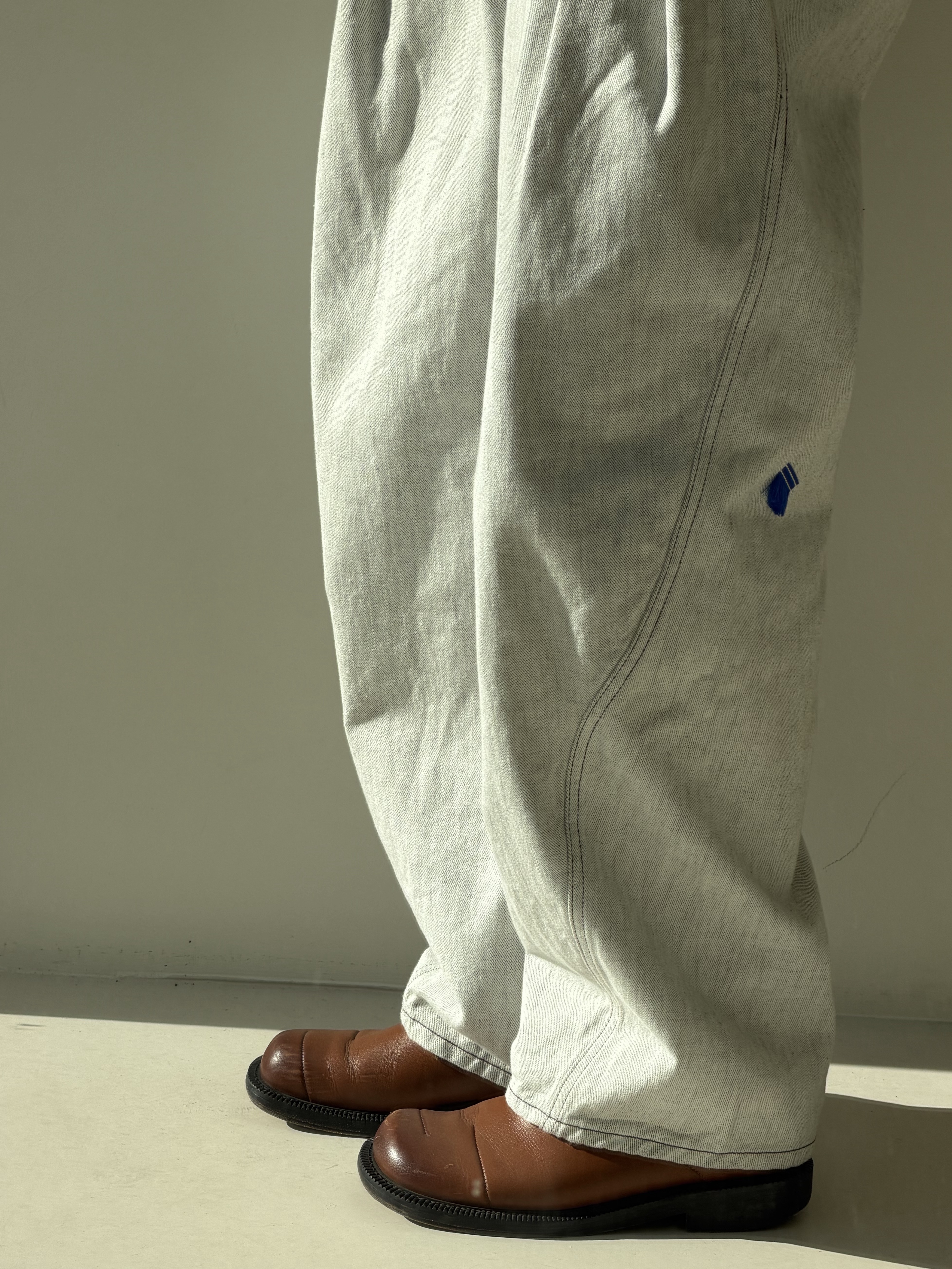 Ader Error Jeans Product 75 White, Ader Error Urft Blazer Brown 착용 스타일 - 2