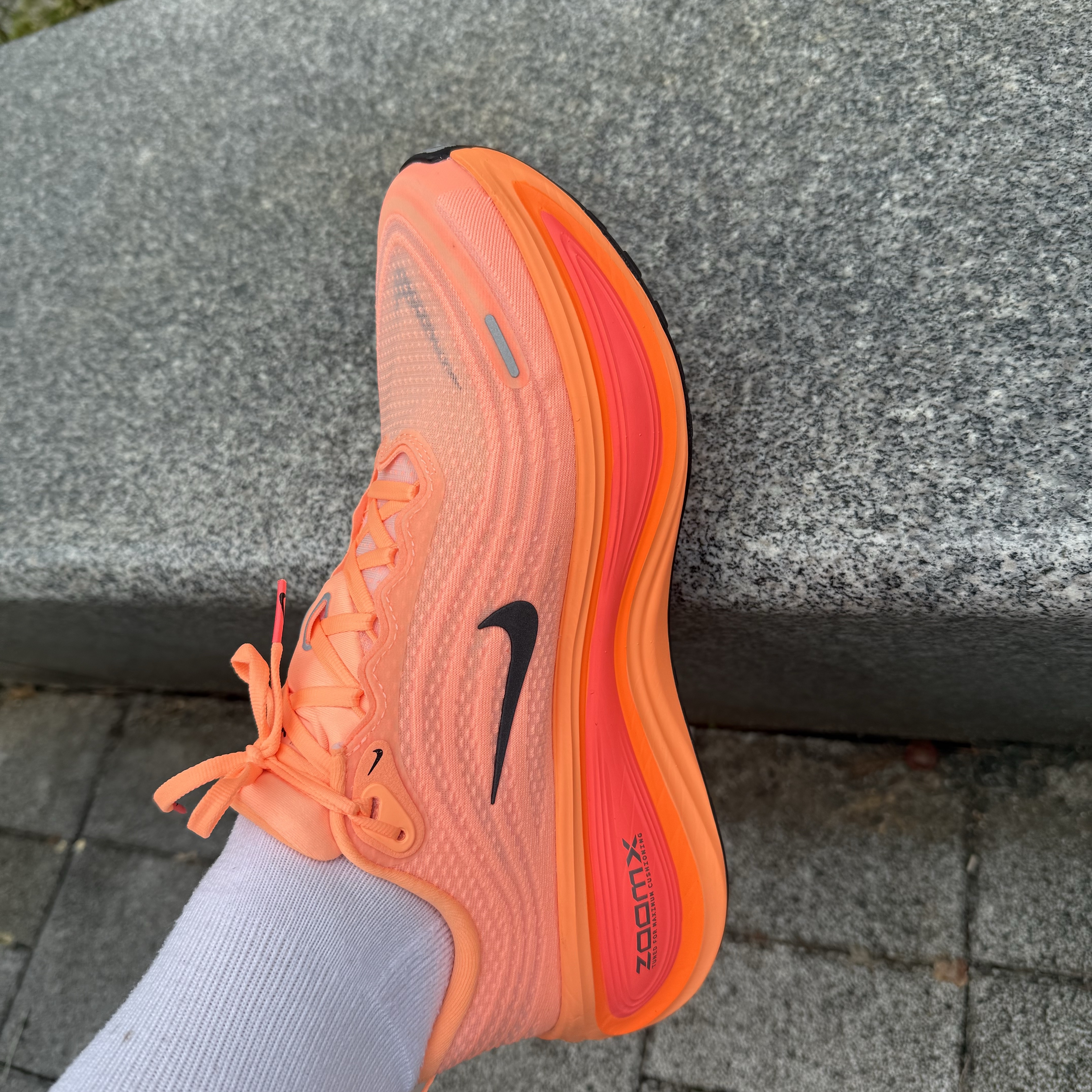 Nike Vomero Plus Orange Pulse Hot Lava 착용 스타일