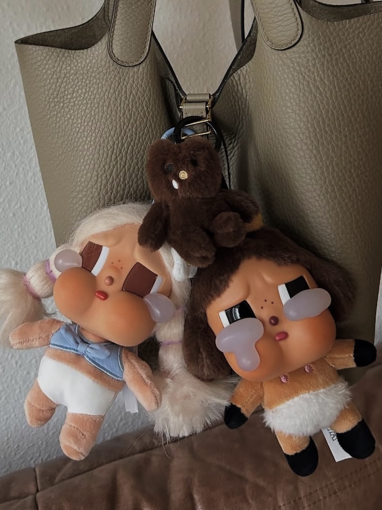 Pop Mart Crybaby Vacation Mode On Series Vinyl Plush Pendant Chilling on the Beach (Opened Case), Pop Mart Crybaby Crying Again Series Plush Keyring Baby Brown (Opened Case) 착용 스타일
