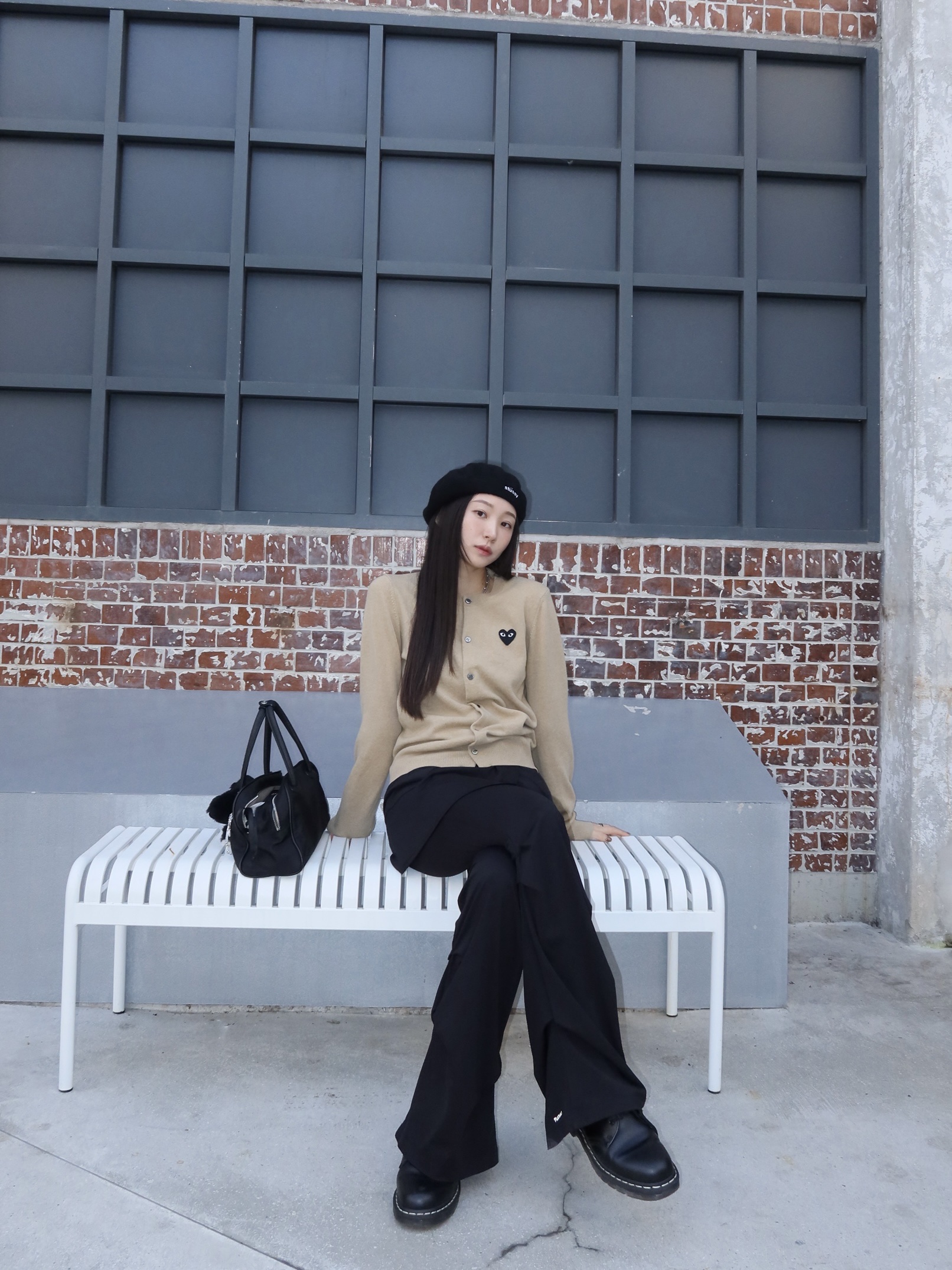 Play Comme des Garcons Black Heart Knit Cardigan Beige, Dr. Martens 1461 WS Black Smooth 착용 스타일
