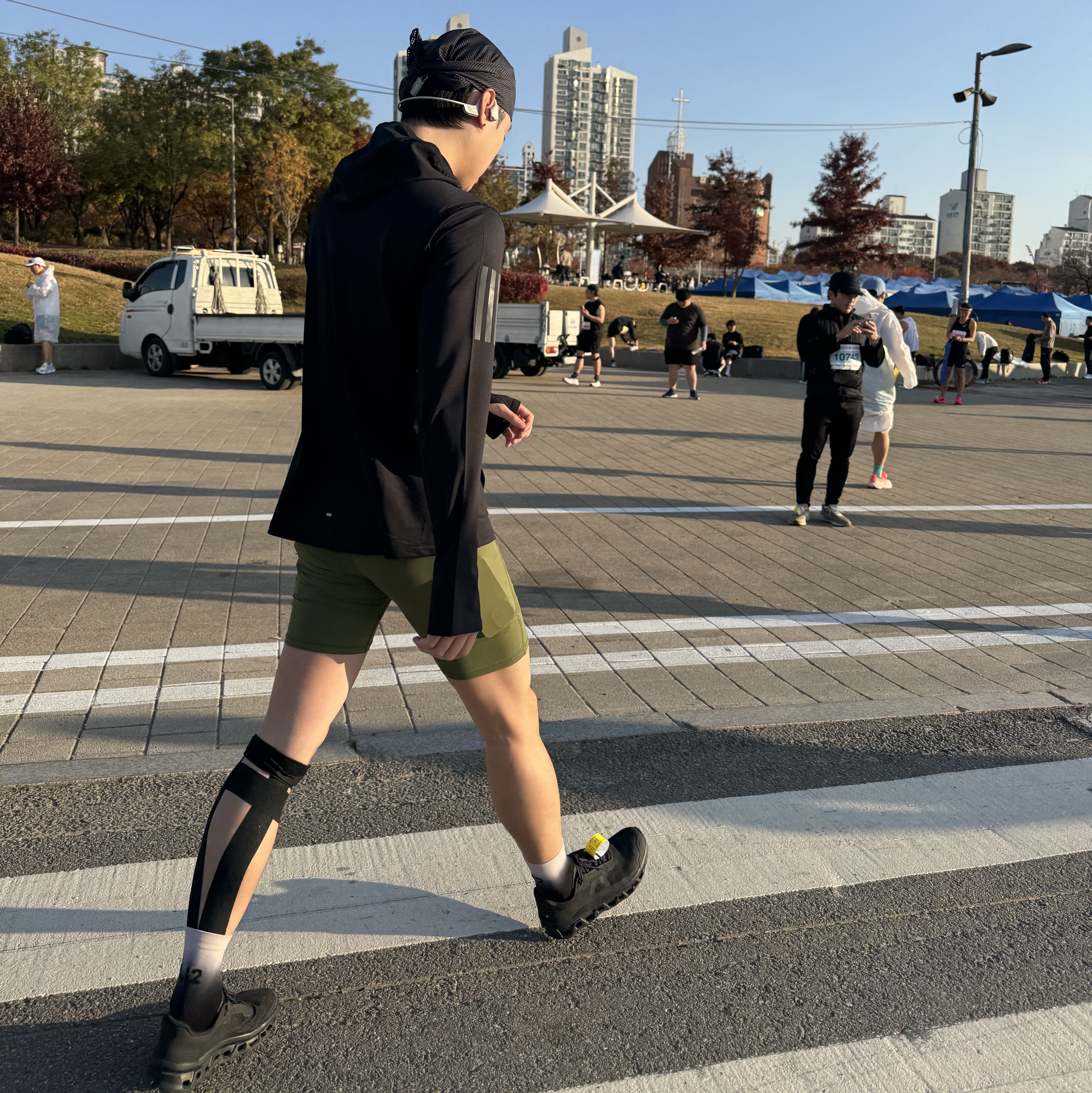 [KREAM 단독] runwhither Half Tights Khaki, On Running Cloudmonster Void Black 착용 스타일 - 1