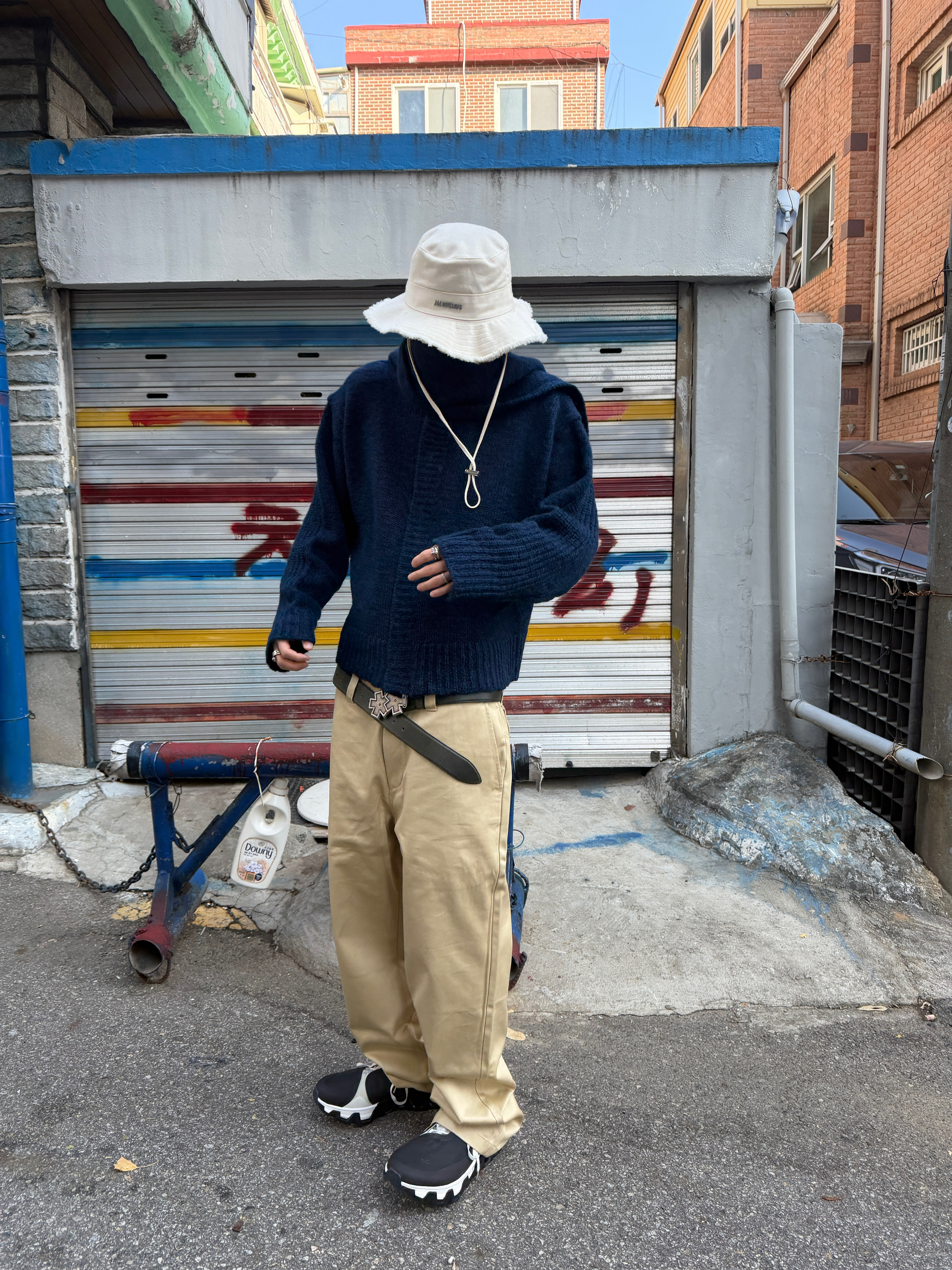 On Running x Post Archive Faction (Paf) Cloudmonster Hyper Black, Jacquemus Le Bob Artichaut Bucket Hat Off White 착용 스타일 - 2