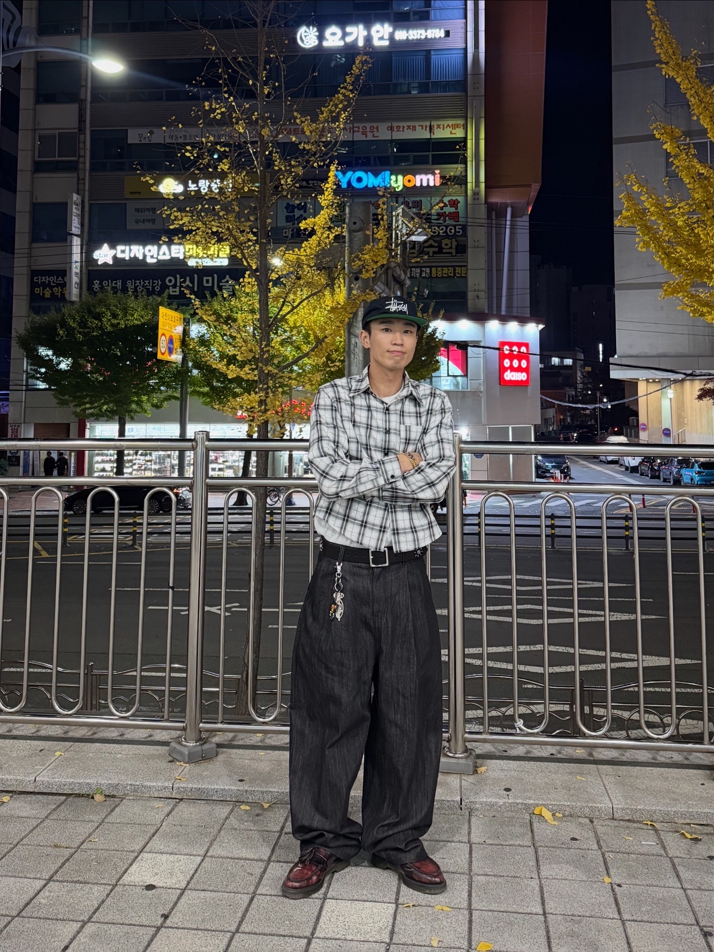 Dr. Martens Adrian Arcadia Leather Loafers Cherry Red, Stussy Basic Strapback Cap Black 착용 스타일 - 1