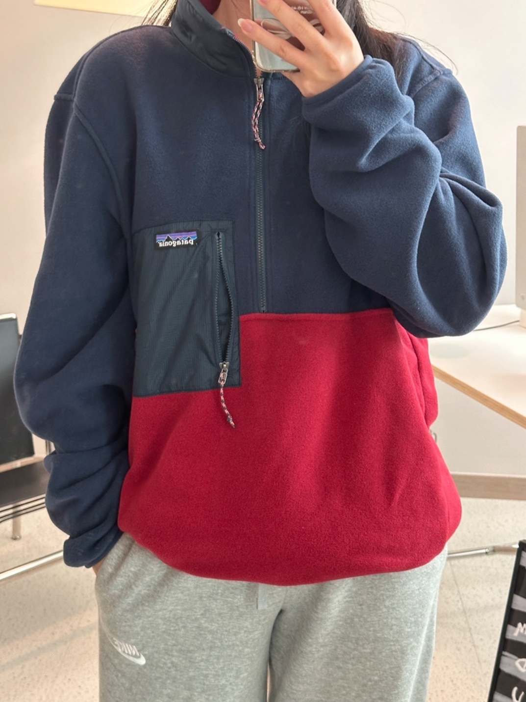 Patagonia Microdini Half Zip Fleece Pullover Wax Red, Patagonia Lightweight Synchilla Snap-T Fleece Pullover Oatmeal Heather/Smolder Blue/New Navy 착용 스타일 - 2