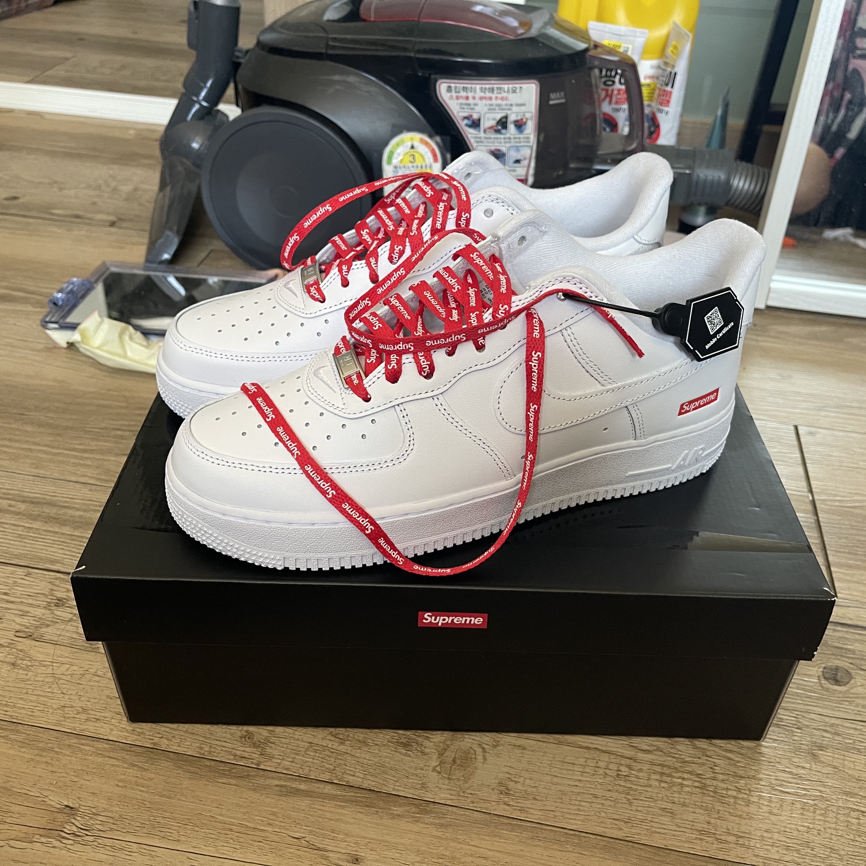 Nike x Supreme Air Force 1 Low White 착용 스타일 - 3