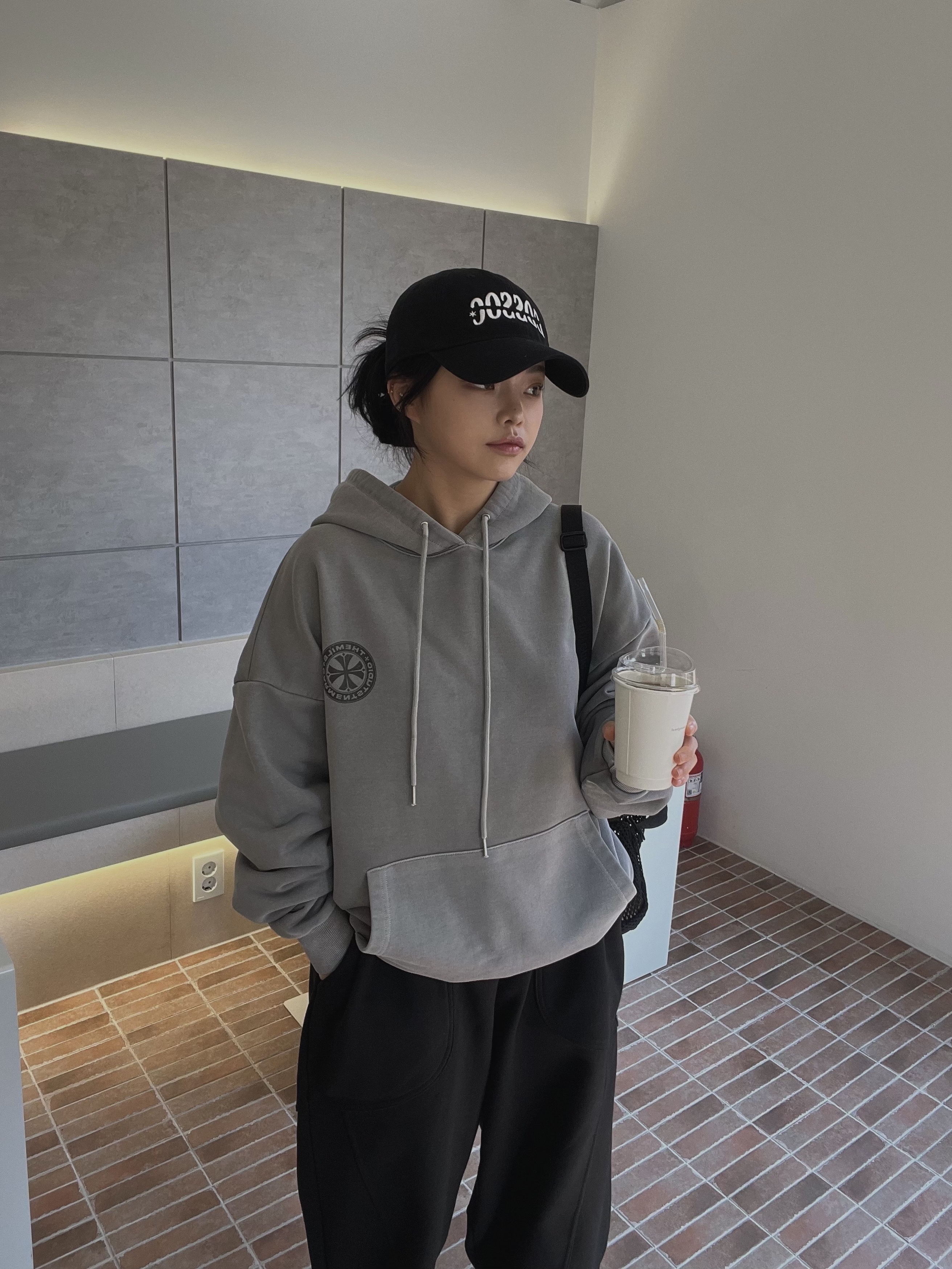 Supreme Mesh Mini Duffle Bag Black - 25SS, Balenciaga Circuit Sneaker White Silver 착용 스타일 - 5