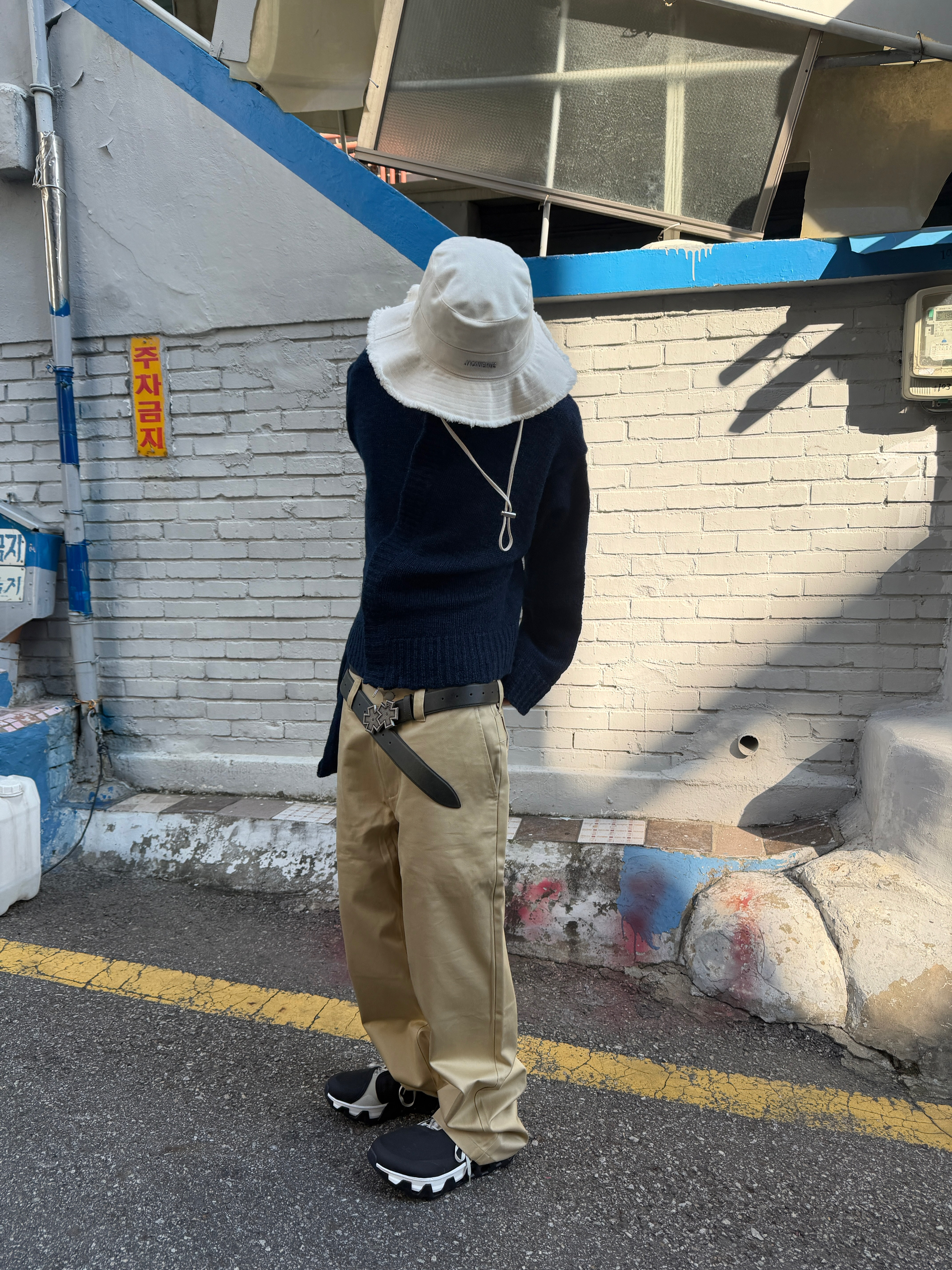 On Running x Post Archive Faction (Paf) Cloudmonster Hyper Black, Jacquemus Le Bob Artichaut Bucket Hat Off White 착용 스타일 - 3