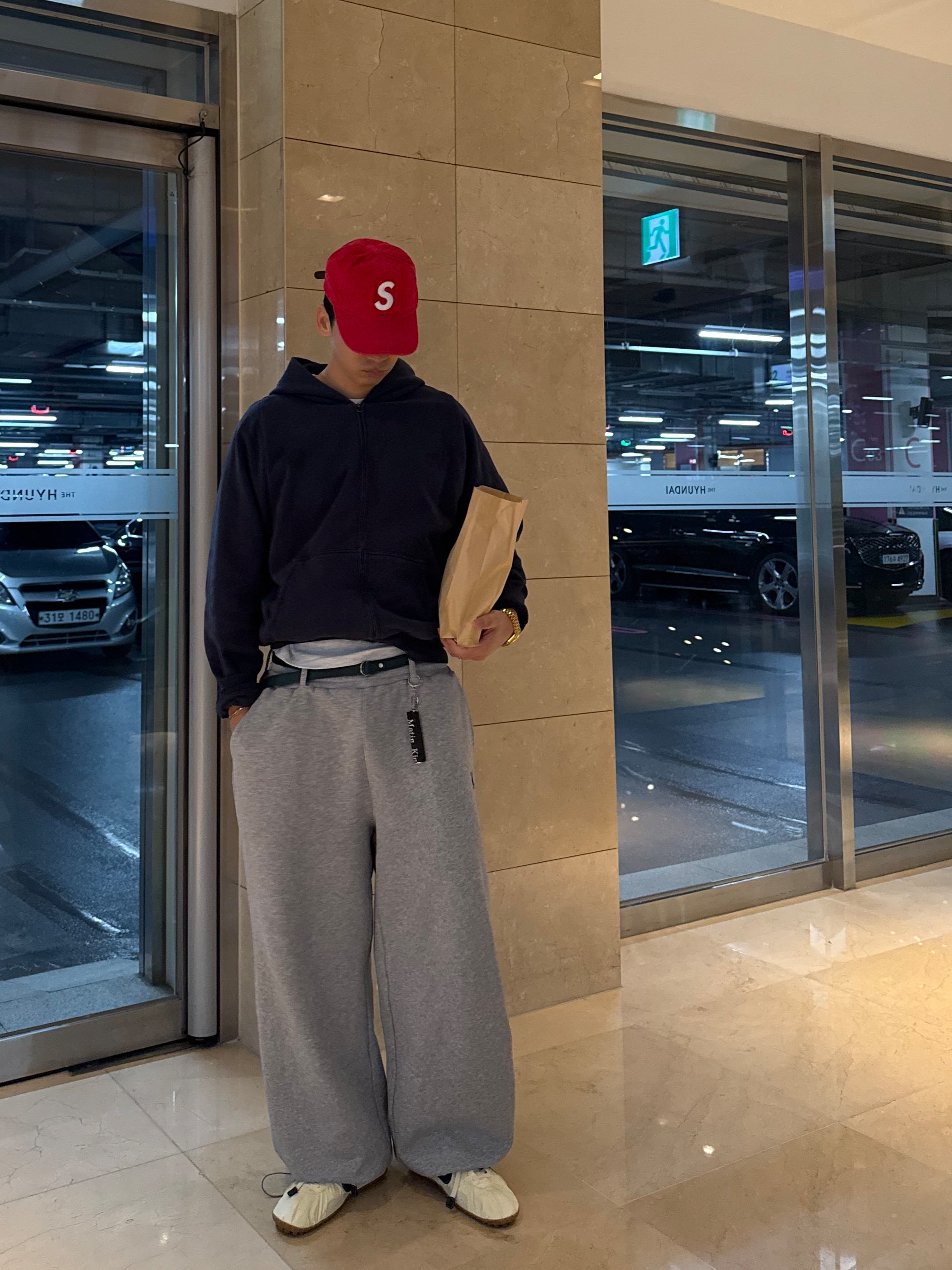 Nike x Jacquemus Moon Shoe SP Alabaster Off Noir, Yeezy YZY Zip-Up Hoodie Navy 착용 스타일