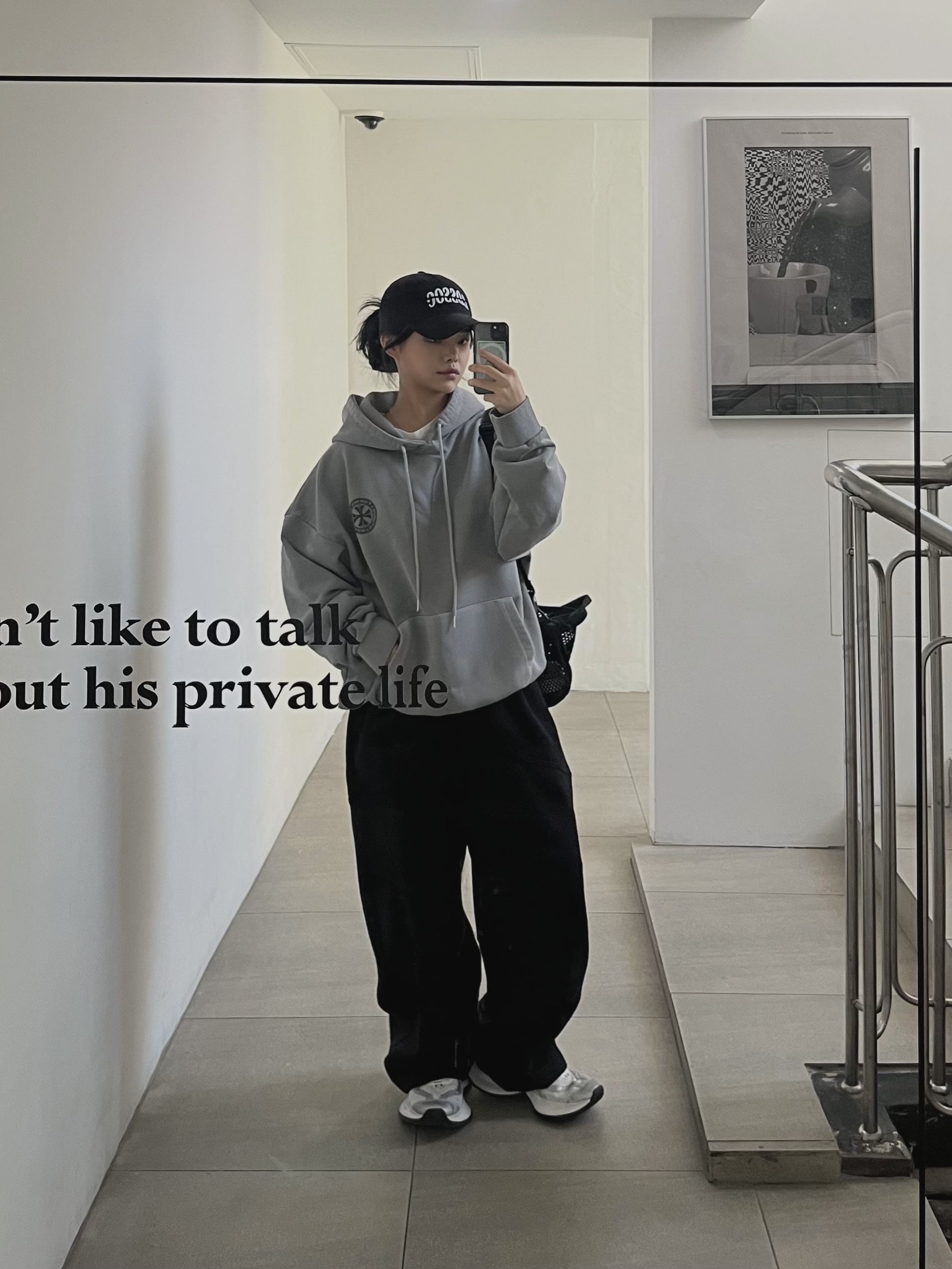 Supreme Mesh Mini Duffle Bag Black - 25SS, Balenciaga Circuit Sneaker White Silver 착용 스타일 - 4