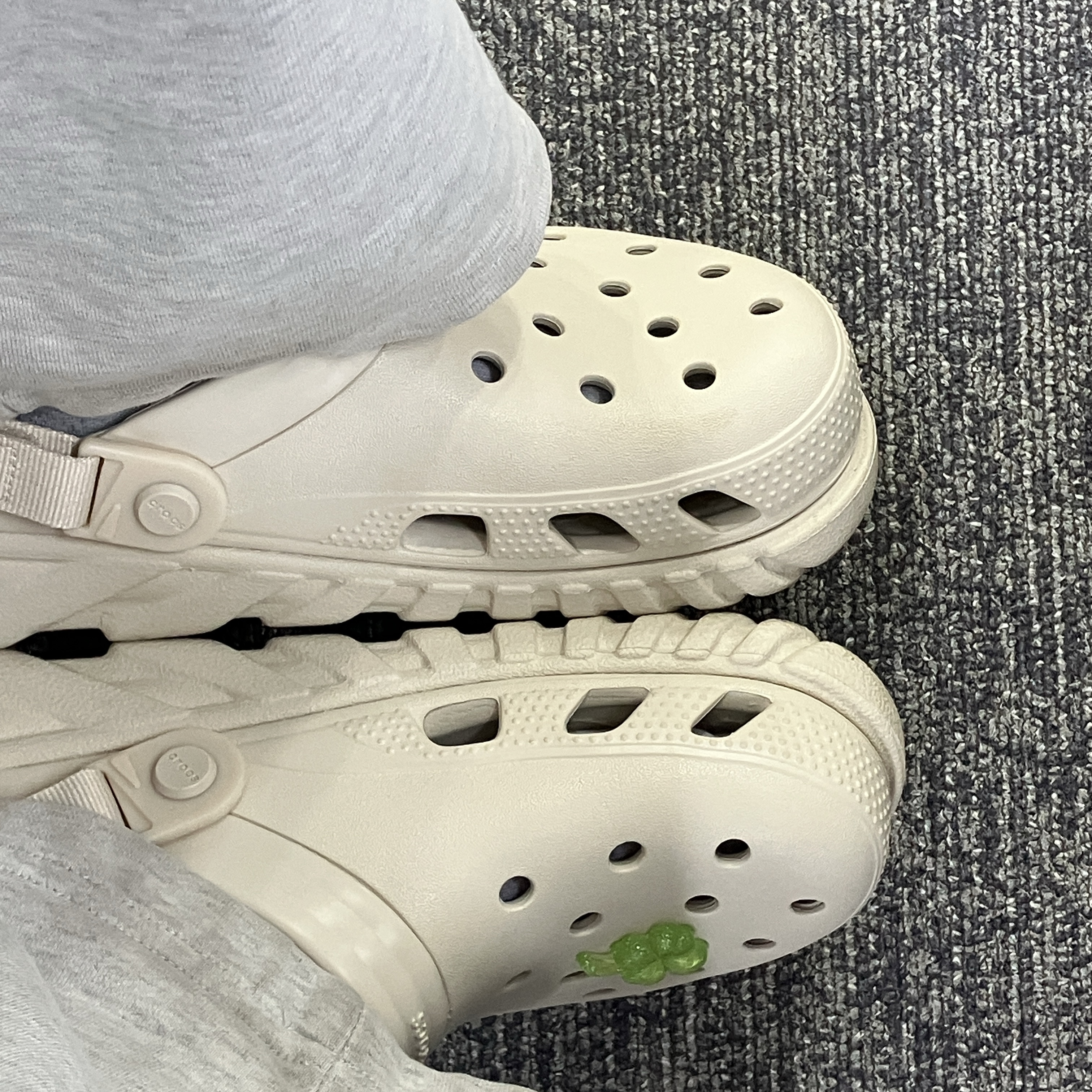 Crocs Duet Max II Clog Stucco 착용 스타일 - 2