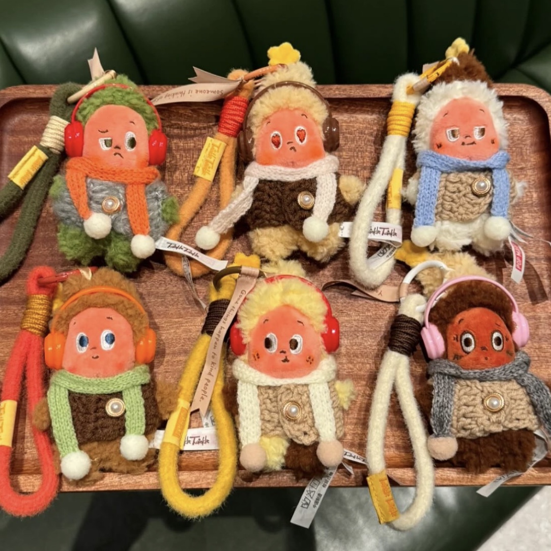 Pop Mart Twinkle Twinkle Savor the Moment Series-Fresh-Baked Mini Cookies Plush Pendant Vanilla Crunch (Opened Case), Pop Mart Twinkle Twinkle Savor the Moment Series-Fresh-Baked Mini Cookies Plush Pendant Coconut Crisp (Opened Case) 착용 스타일