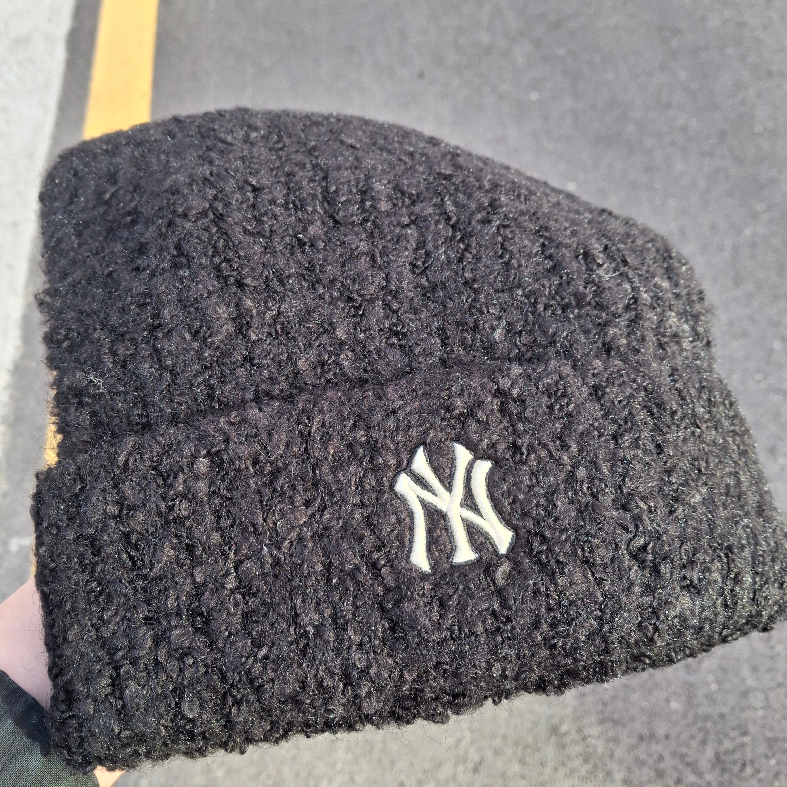 MLB Plush Meowing Beanie Black 착용 스타일