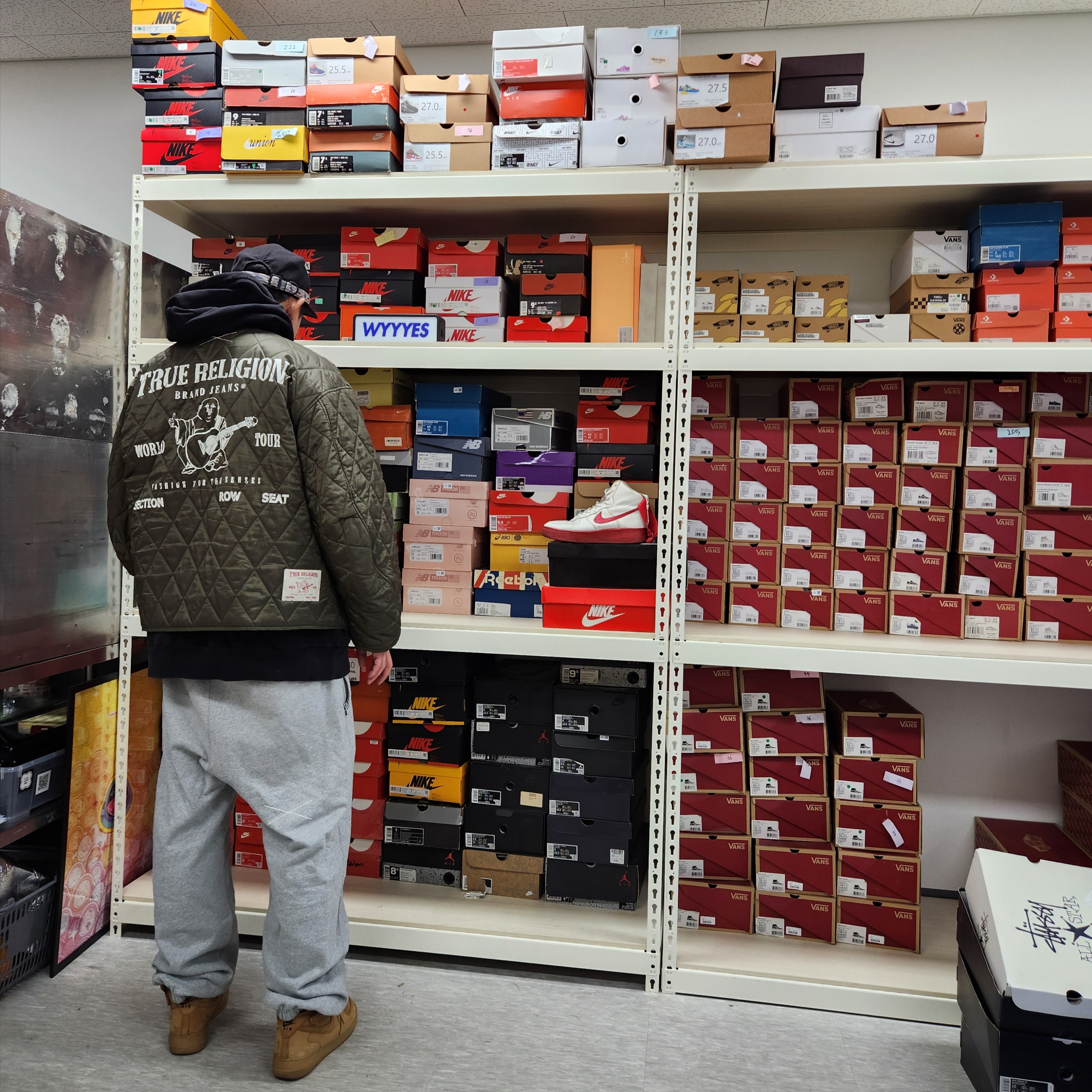 Nike Air Force 1 Mid Flax and Outdoor Green, True Religion Grenade Liner Jacket MK2 Sand Khaki 착용 스타일 - 1