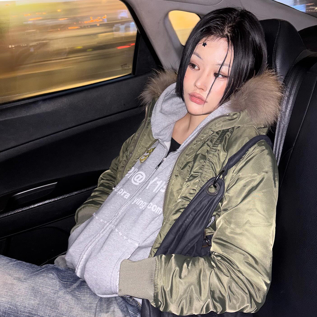 Thevinylhouse Fur Hooded MA-1 Jacket Khaki 착용 스타일