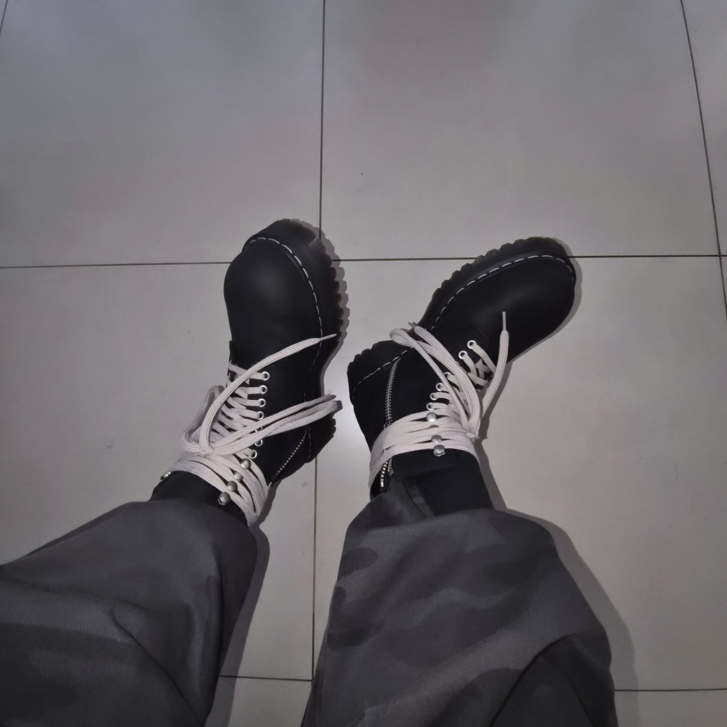 Dr. Martens x Rick Owens Quad Sole Steel Toe Boots Black 착용 스타일 - 3