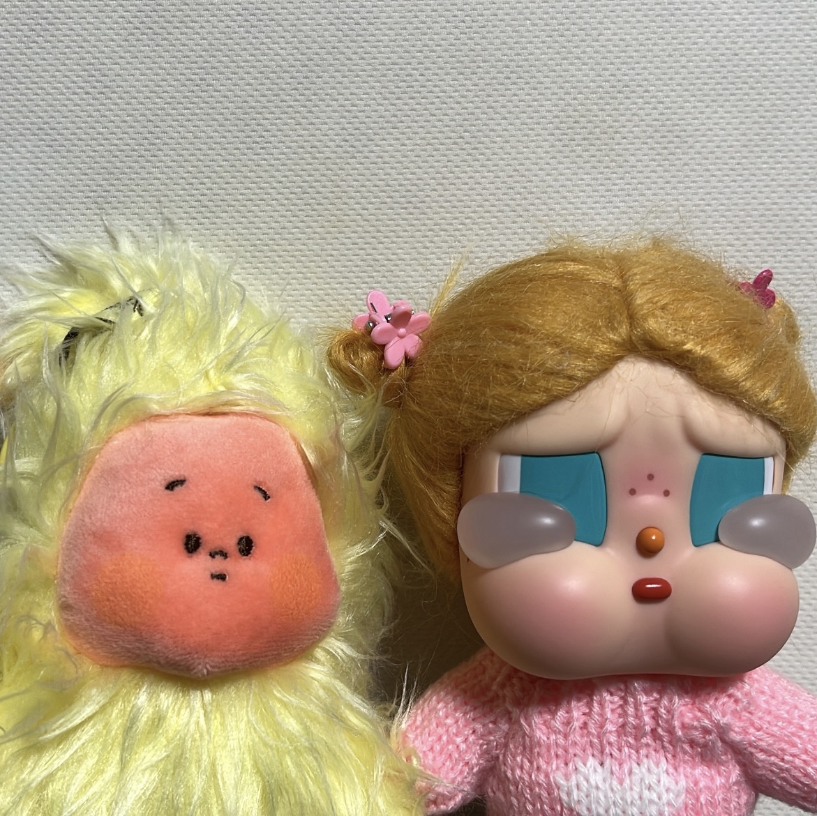Pop Mart Crybaby Vacation Mode On Series Vinyl Plush Pendant Glug-Glug (Opened Case), Pop Mart Twinkle Twinkle Sweet Dreams Forecast Series Plush Pendant Mess In Wind (Opened Case) 착용 스타일