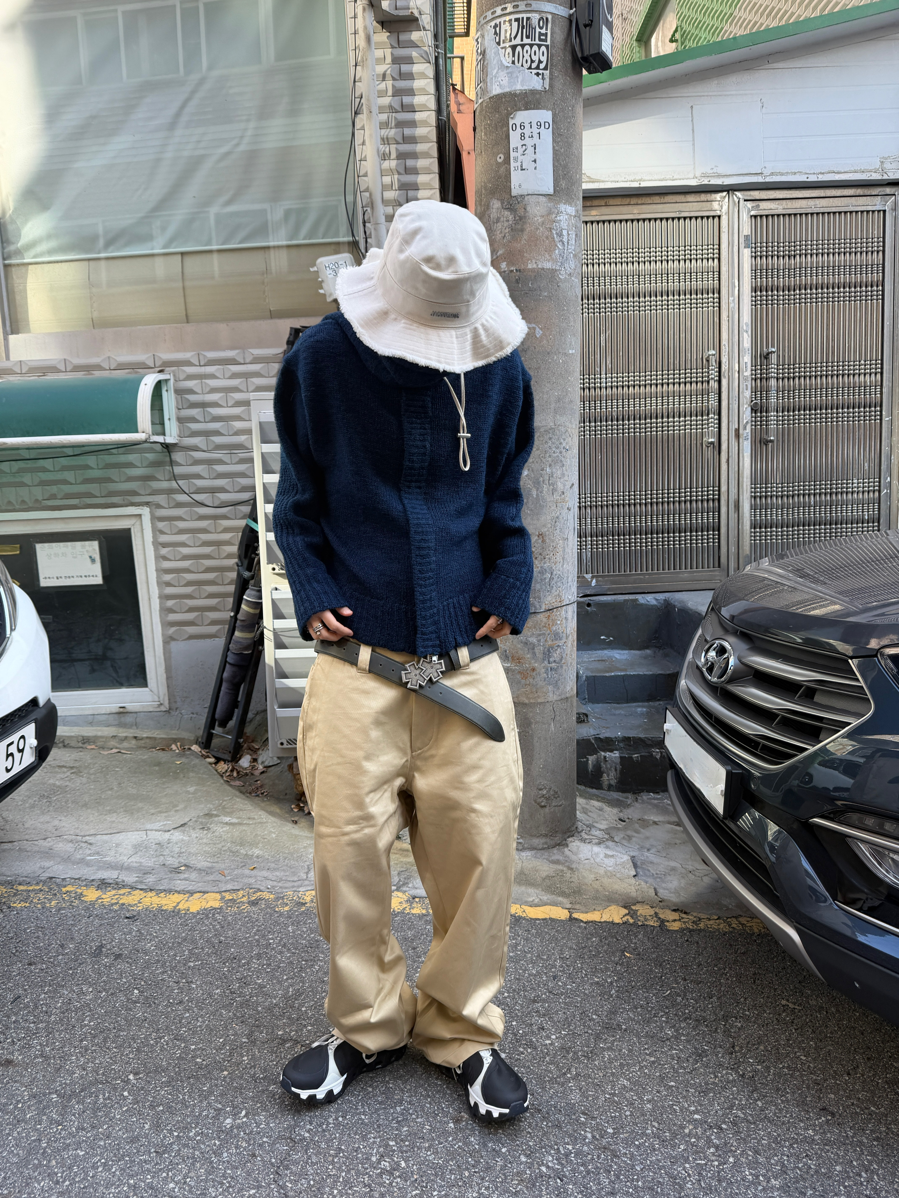 On Running x Post Archive Faction (Paf) Cloudmonster Hyper Black, Jacquemus Le Bob Artichaut Bucket Hat Off White 착용 스타일 - 4