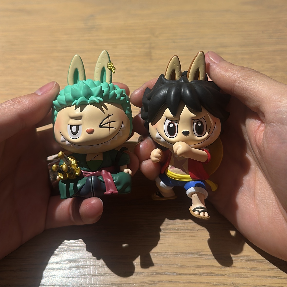 Pop Mart Labubu The Monsters x One Piece Series Figures Roronoa Zoro (Opened Case), Pop Mart Labubu The Monsters x One Piece Series Figures Monkey.D.Luffy (Opened Case) 착용 스타일