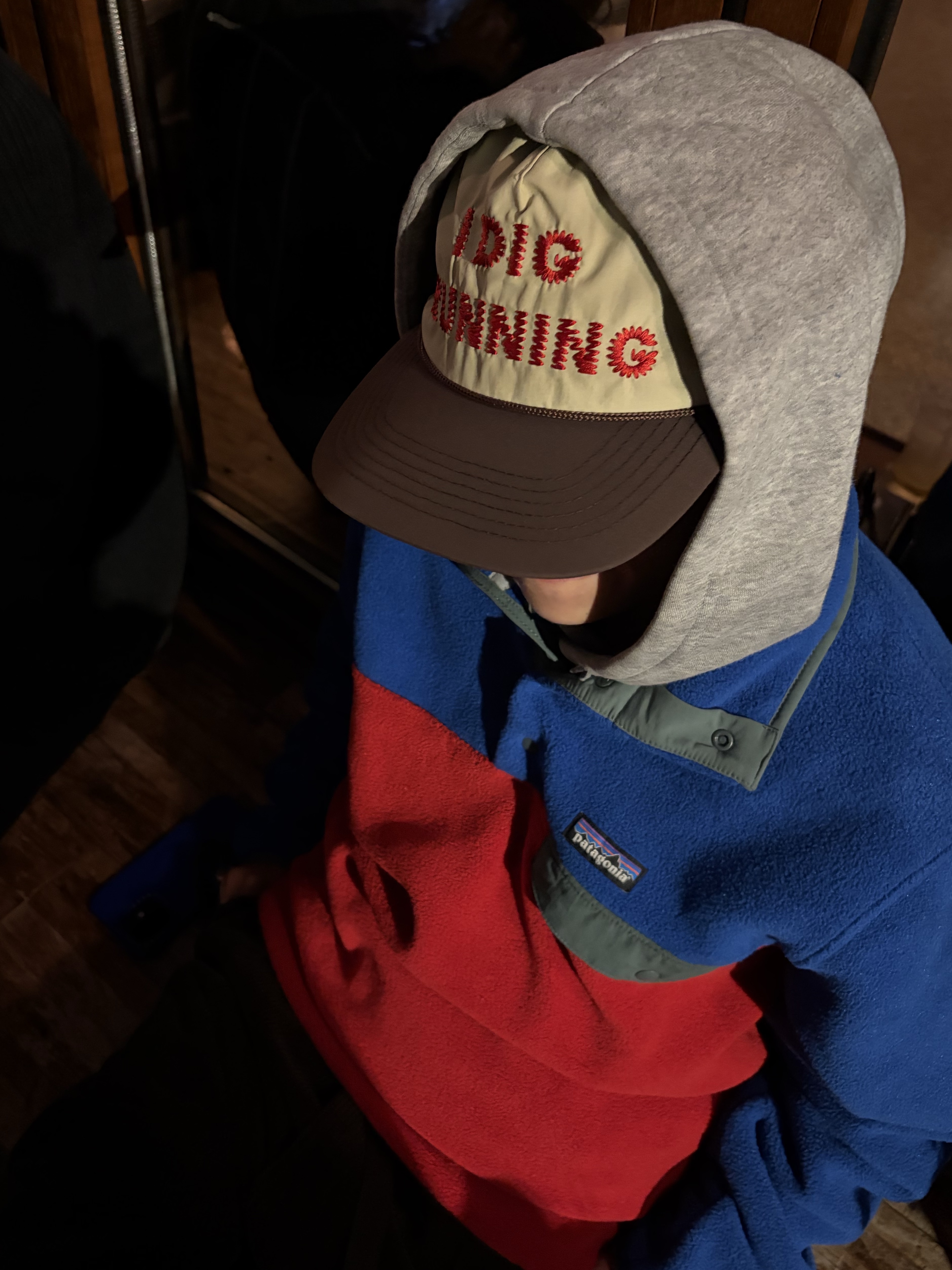 Alex Zono I Dig Running Trucker Hat OG Brown, Patagonia Lightweight Synchilla Snap-T Fleece Pullover Touring Red 착용 스타일