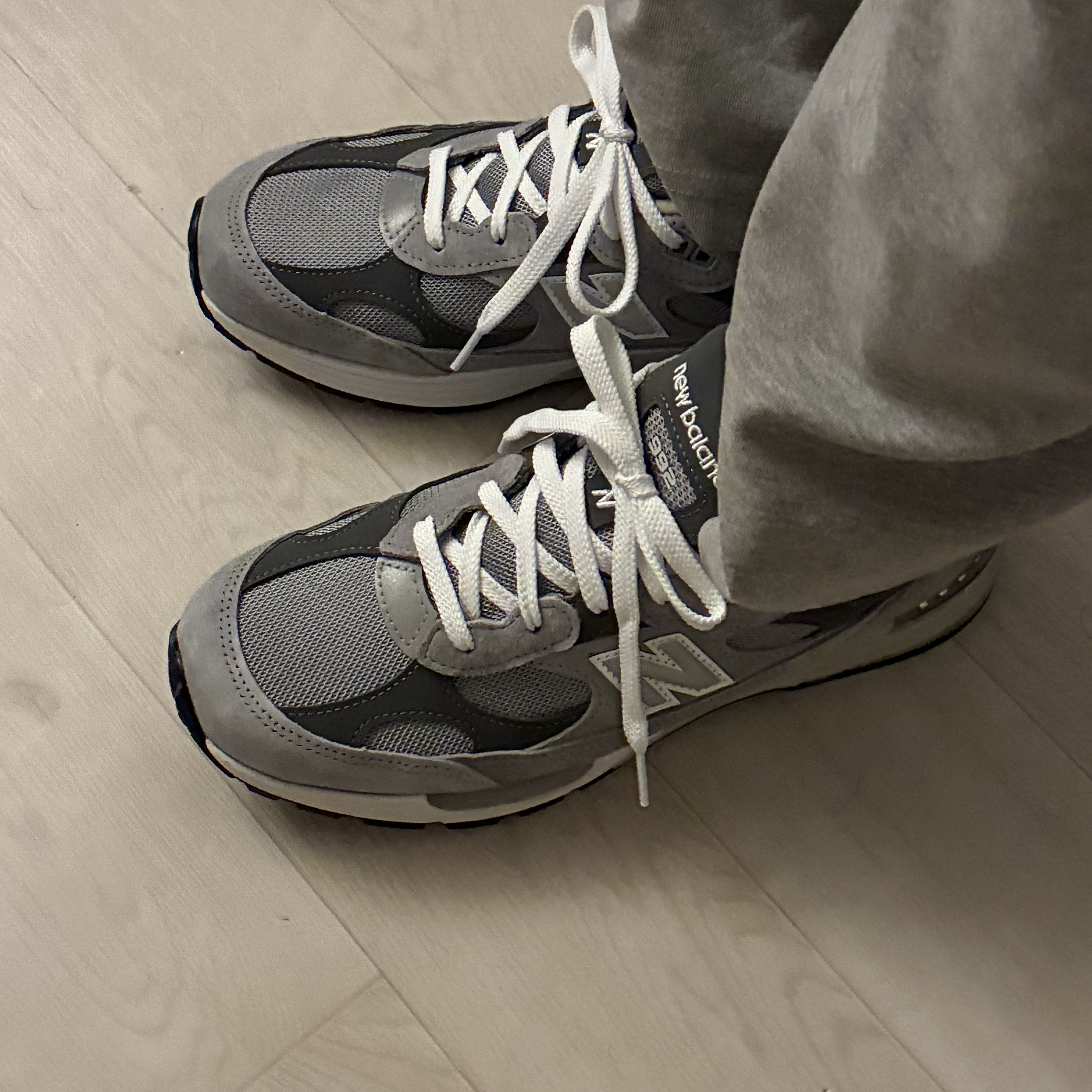 New Balance 992 Made in USA Core Grey Silver Metallic 착용 스타일