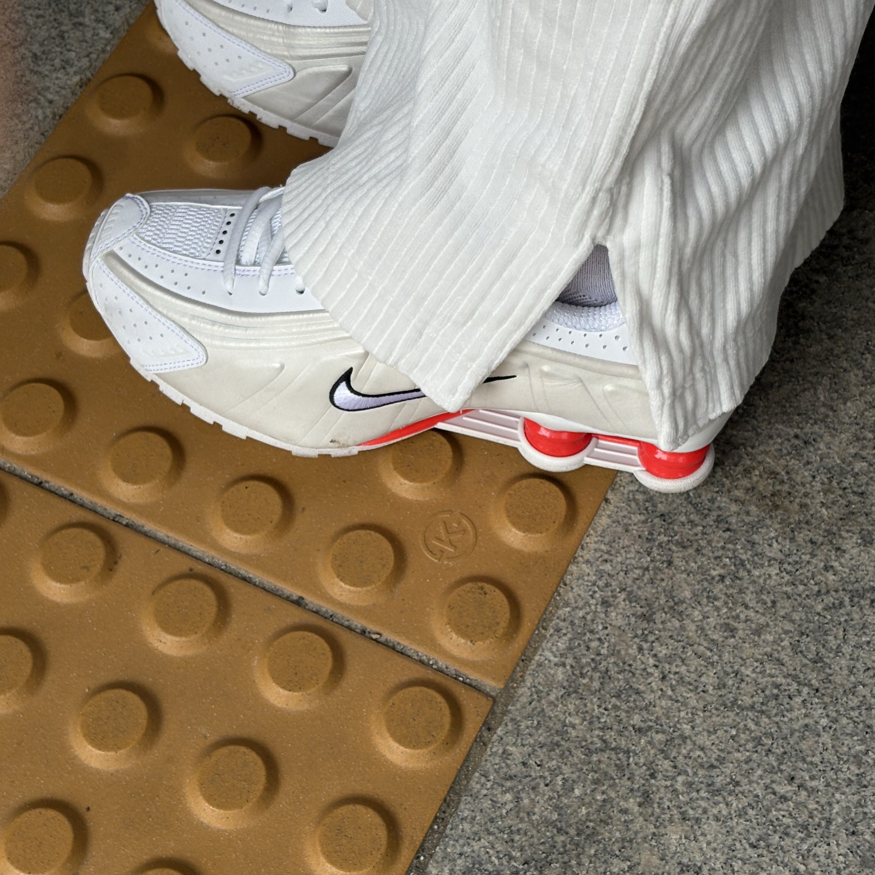 (W) Nike Shox R4 White Phantom 착용 스타일 - 3