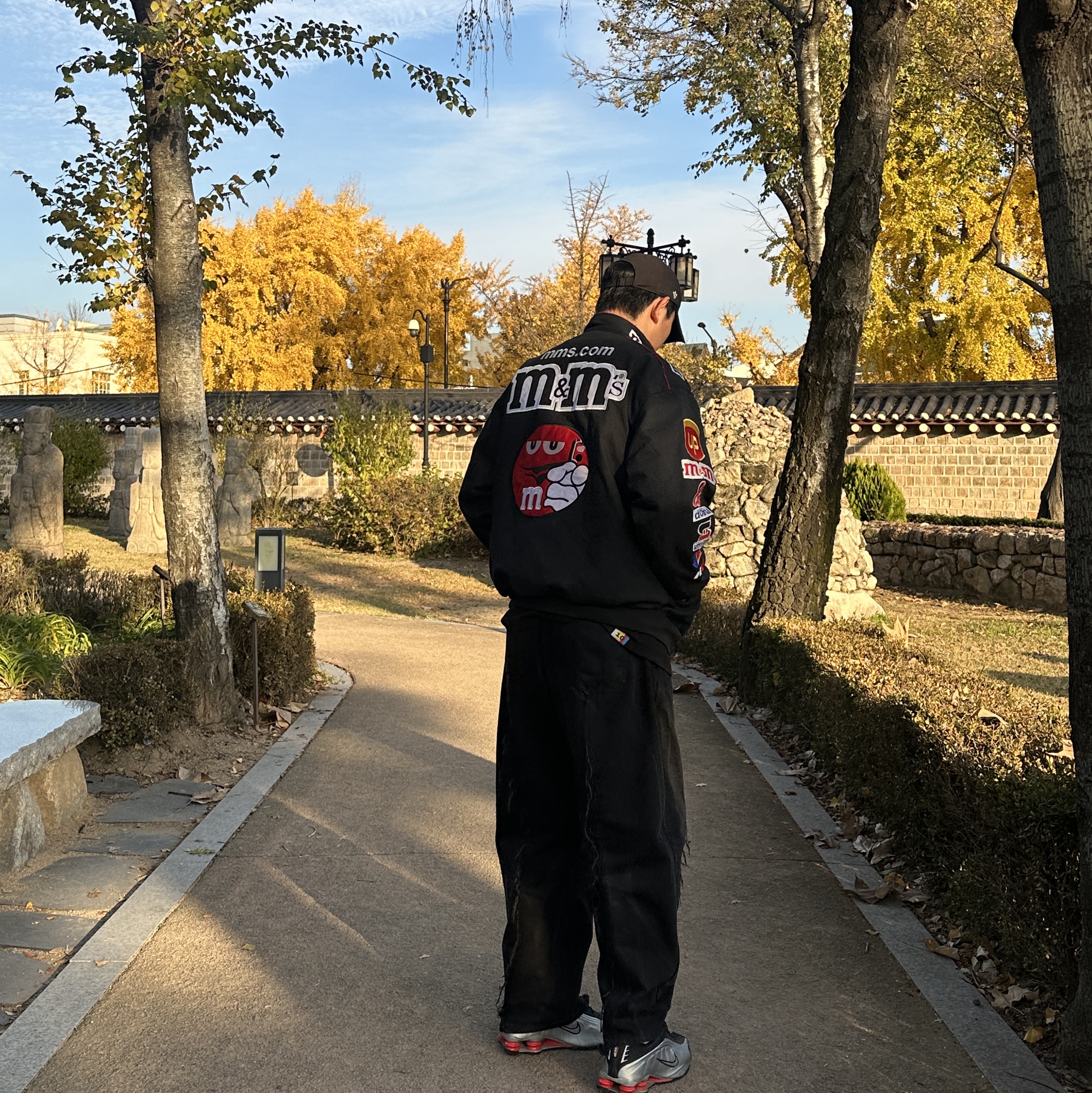 Andersson Bell x Asics Contrast Sweatshirt Black, Nike x Drake Nocta Golf Cap Black 착용 스타일 - 4