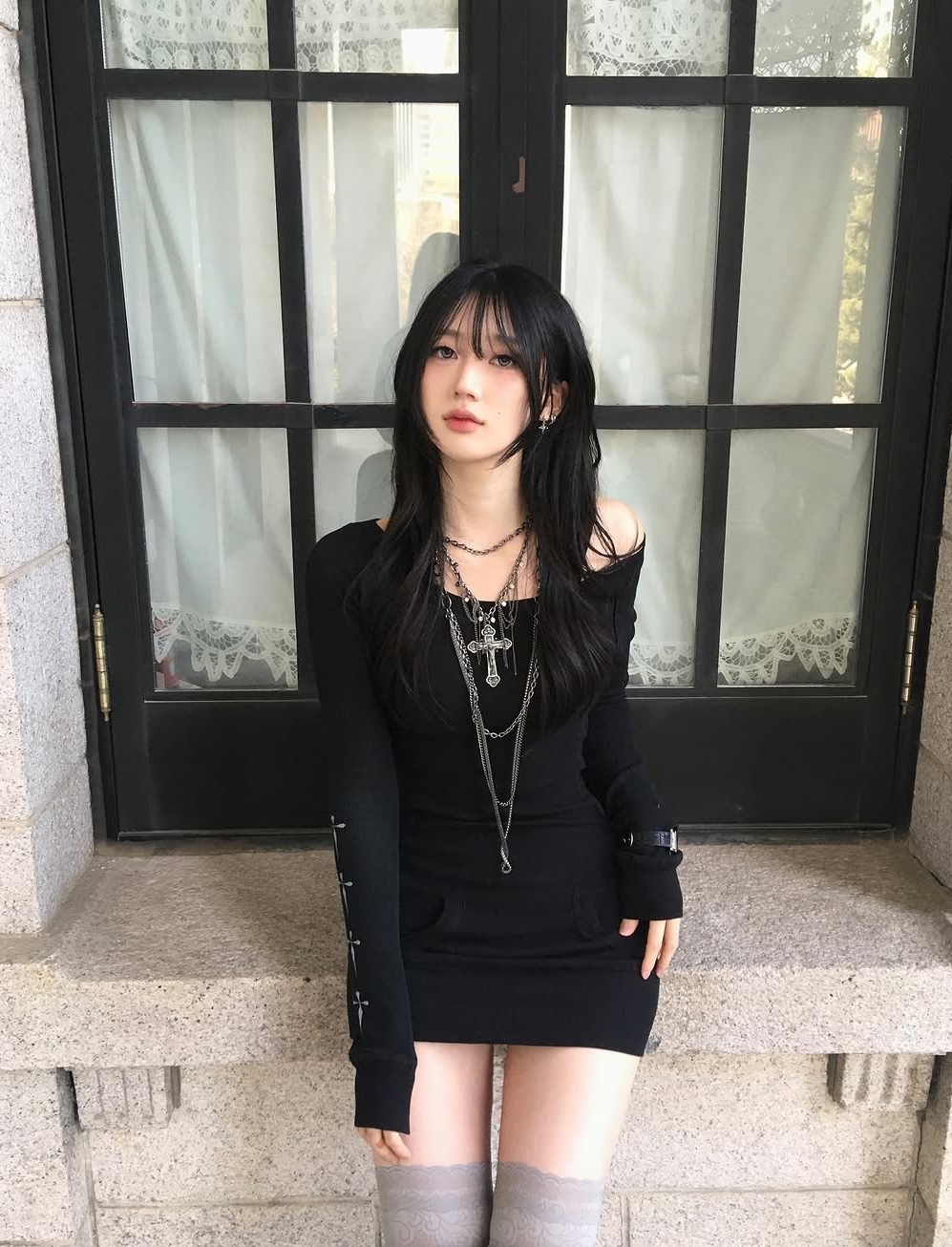[KREAM 단독] Bonnae Off-shoulder mini dress Black, [KREAM 단독] Bonnae Off-shoulder mini dress White 착용 스타일
