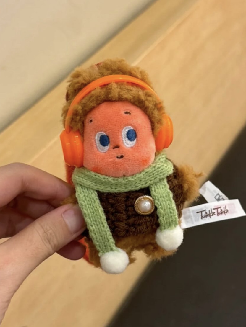 Pop Mart Twinkle Twinkle Savor the Moment Series-Fresh-Baked Mini Cookies Plush Pendant Vanilla Crunch (Opened Case) 착용 스타일