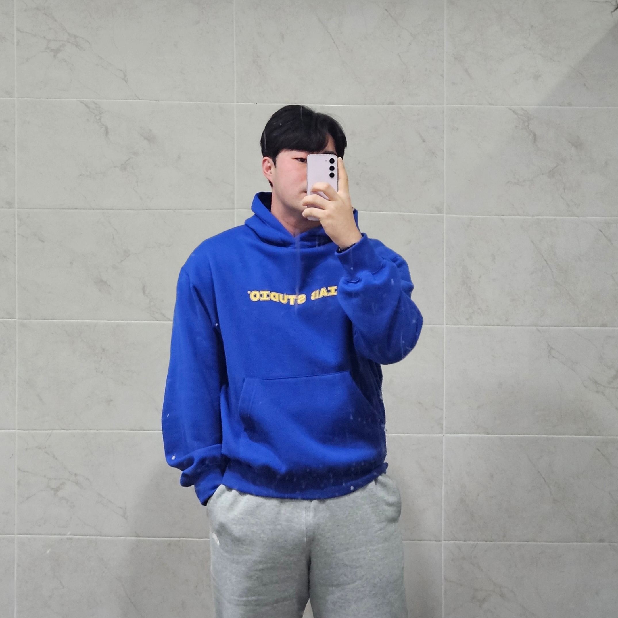 IAB Studio IAB Straight Logo Hoodie Blue 착용 스타일