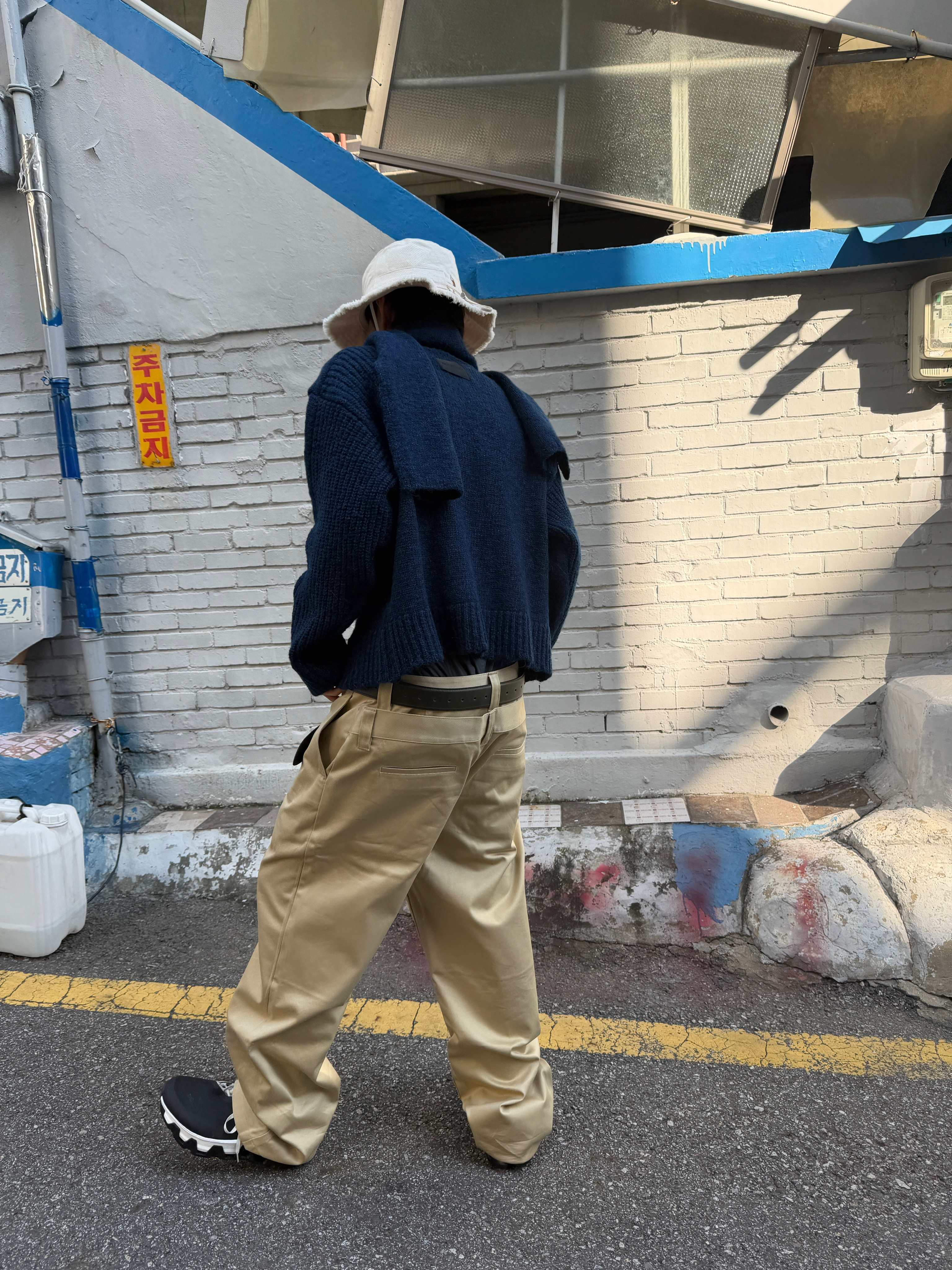 On Running x Post Archive Faction (Paf) Cloudmonster Hyper Black, Jacquemus Le Bob Artichaut Bucket Hat Off White 착용 스타일 - 6