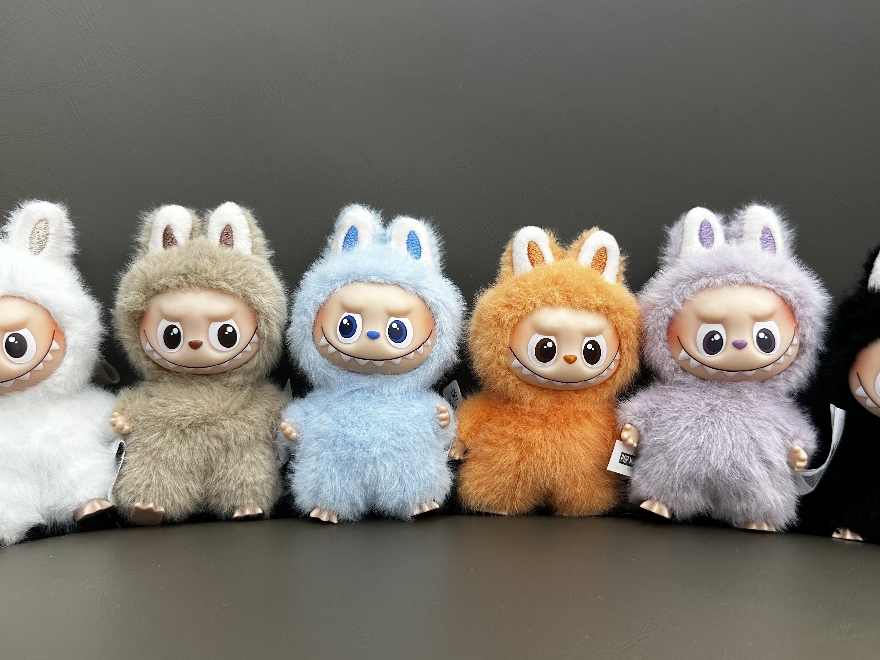 Pop Mart Labubu The Monsters Pin For Love Series Vinyl Plush Pendant (A-M) D (Opened Case), Pop Mart Labubu The Monsters Pin For Love Series Vinyl Plush Pendant (N-Z) R (Opened Case) 착용 스타일 - 1