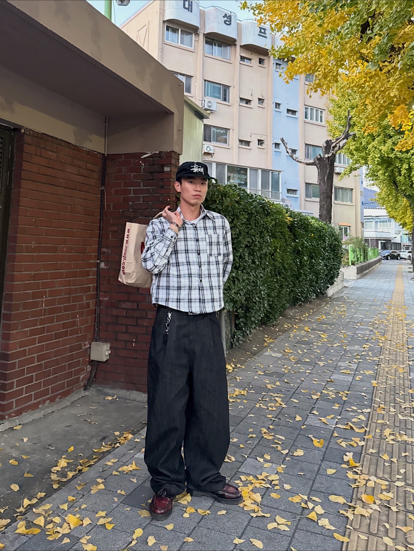 Dr. Martens Adrian Arcadia Leather Loafers Cherry Red, Stussy Basic Strapback Cap Black 착용 스타일 - 2