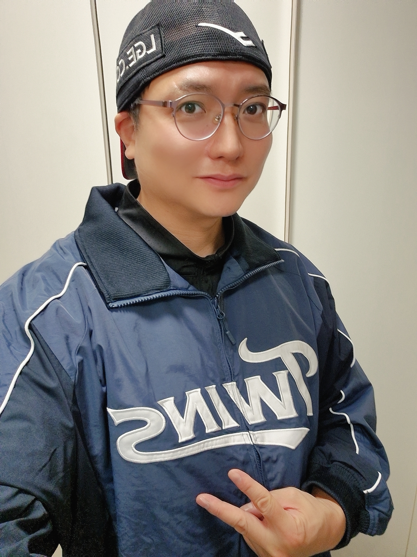 BDNS x LG TWINS Dugout Jacket Ver.2 Navy 착용 스타일