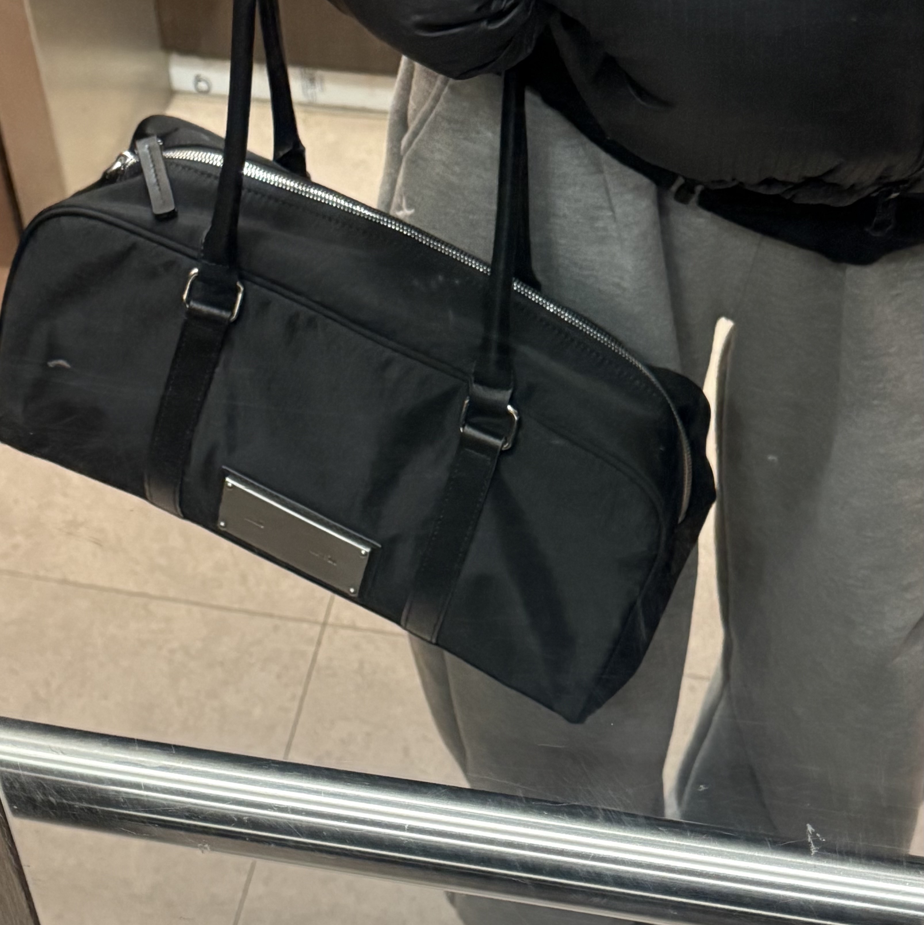 Matin Kim Sporty Tote Bag Black 착용 스타일