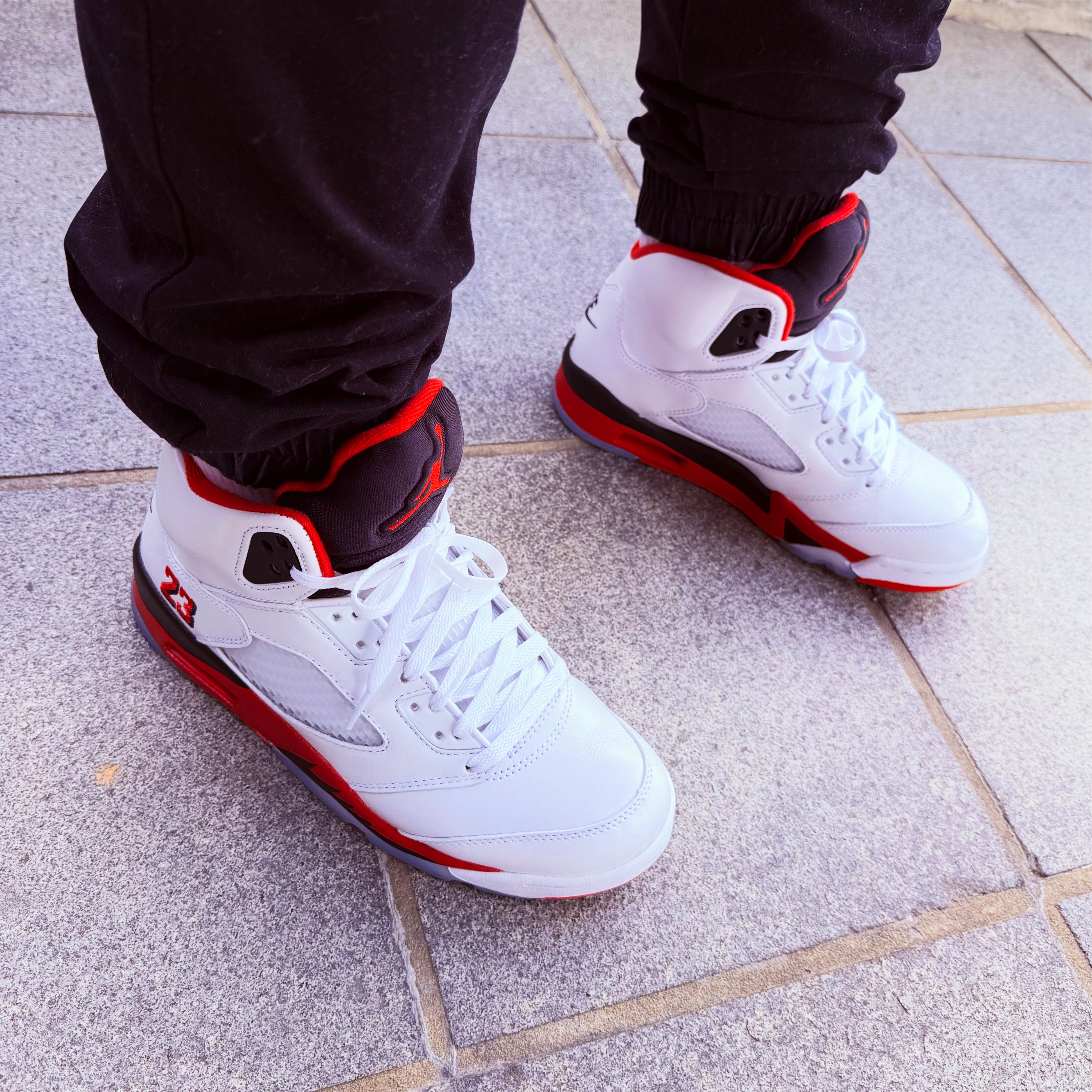 Jordan 5 Retro Fire Red Black Tongue 2025 착용 스타일