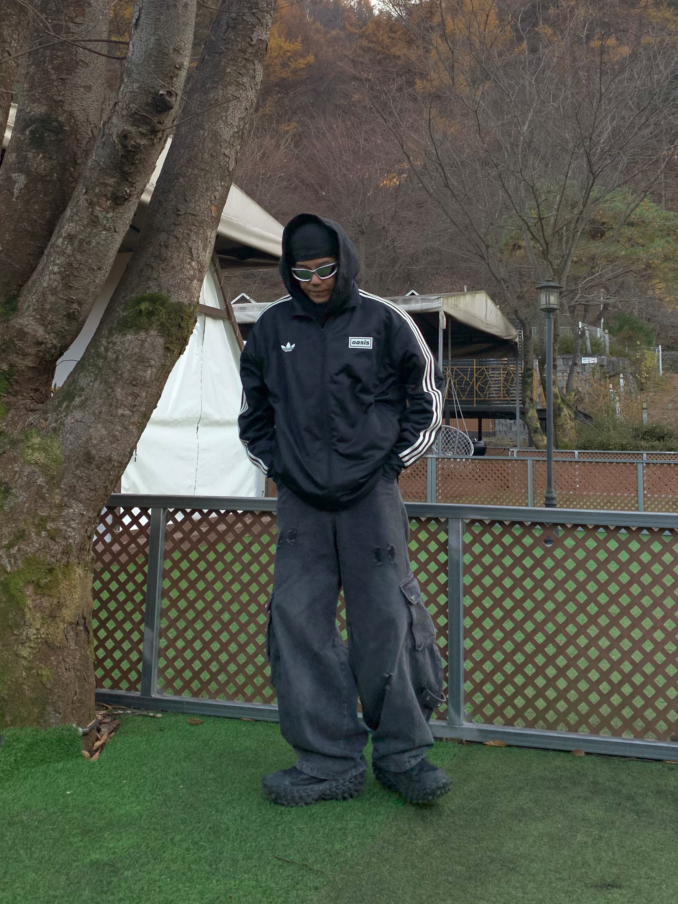 Adidas x Oasis Tour Firebird Track Top Black - KR Sizing, Balenciaga Defender Sneakers Black 착용 스타일 - 4