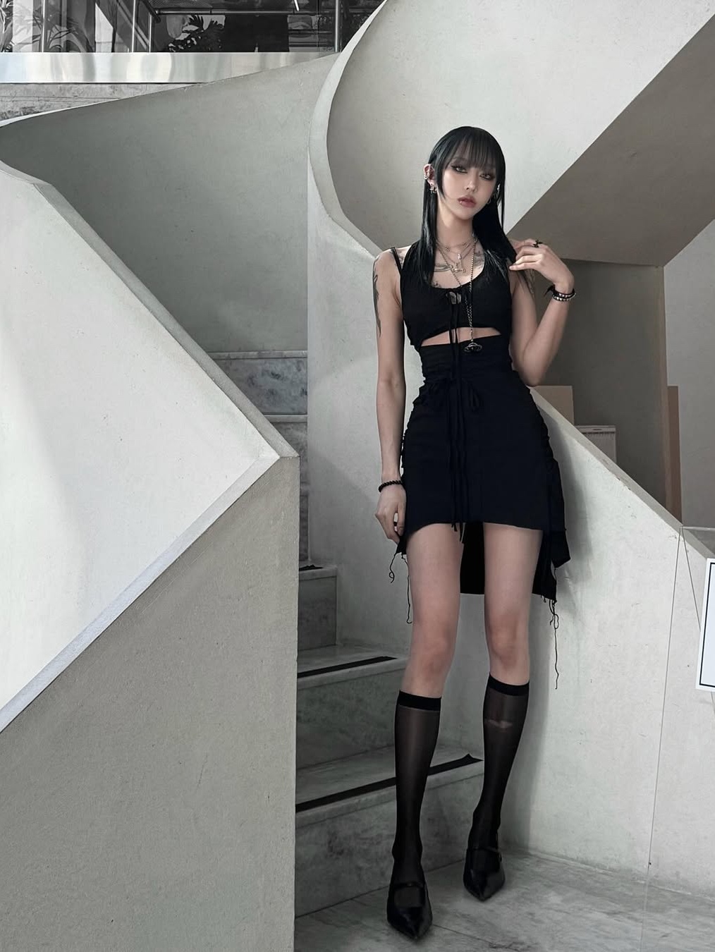 [KREAM 단독] Bonnae Women Cross Cut Out Dress Black 착용 스타일