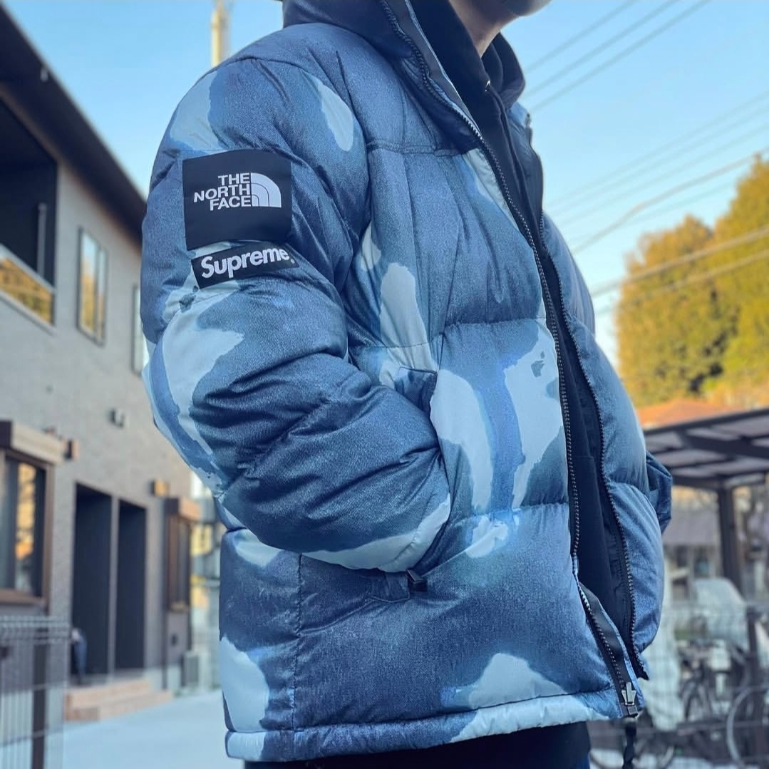 Supreme x The North Face Bleached Denim Print Nuptse Jacket Indigo - 21FW 착용 스타일
